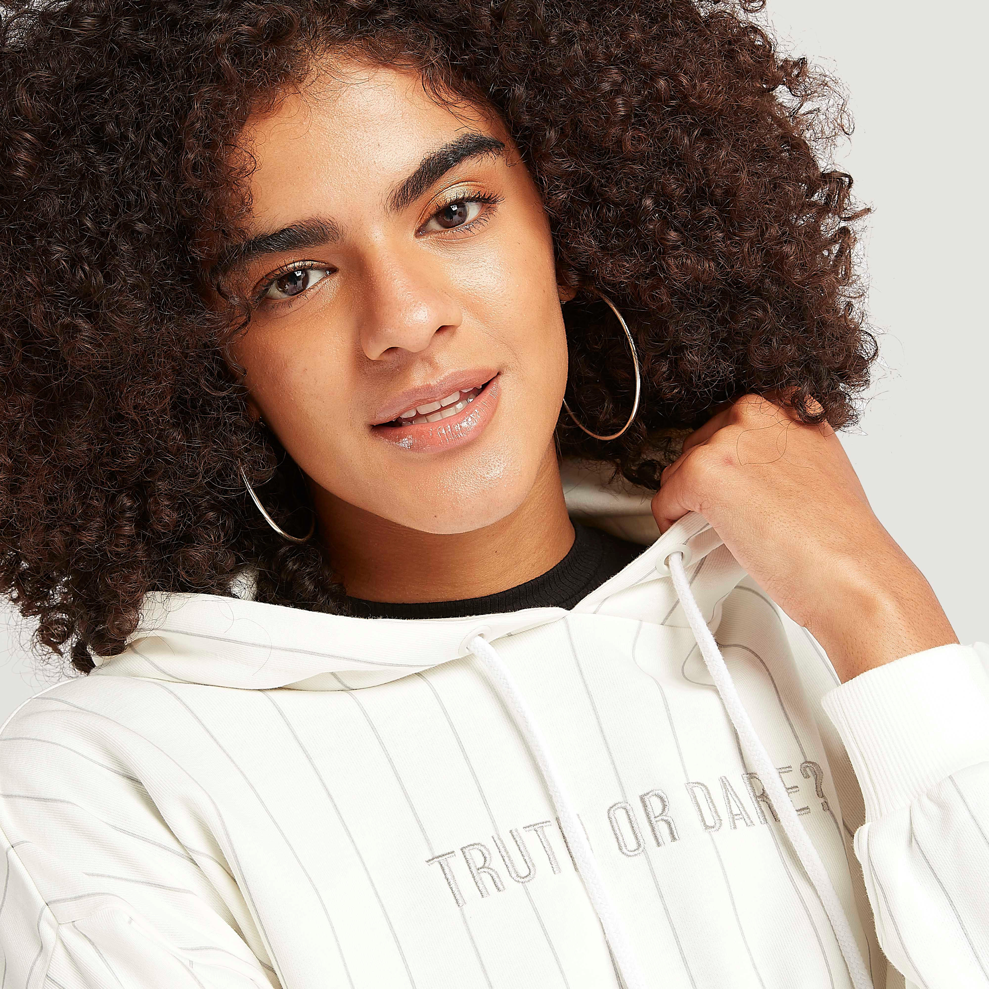 هودي مخطّط مطرّز بشعار  مع أكمام طويلة-women-winterwear-hoodiesandsweatshirts-hoodies-image-5