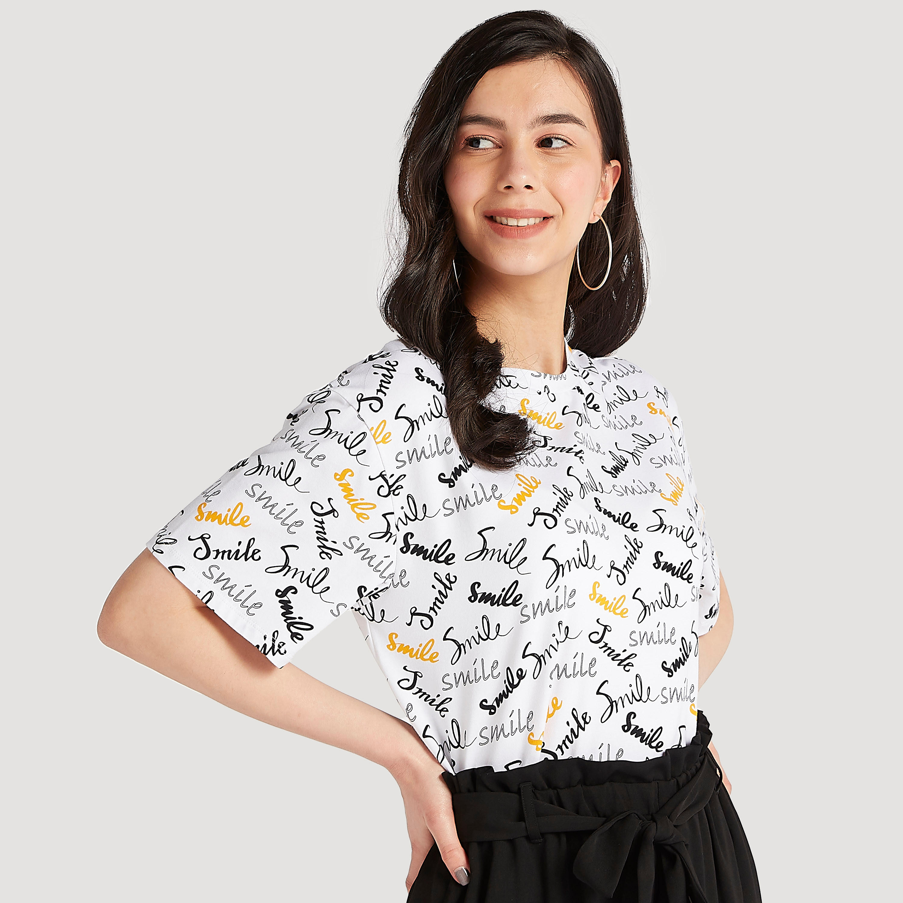 تيشيرت بطبعات تايبوجرافيك وياقة ضيّقة وأكمام قصيرة-women-clothing-tshirts-image-5