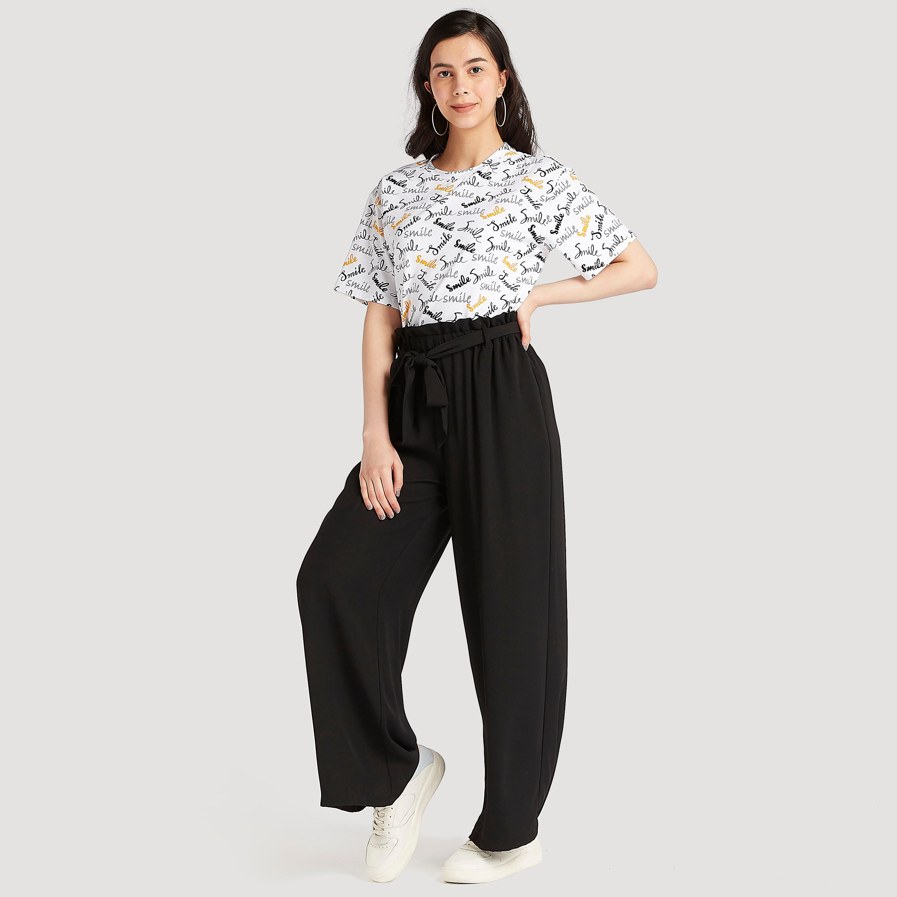 تيشيرت بطبعات تايبوجرافيك وياقة ضيّقة وأكمام قصيرة-women-clothing-tshirts-image-4