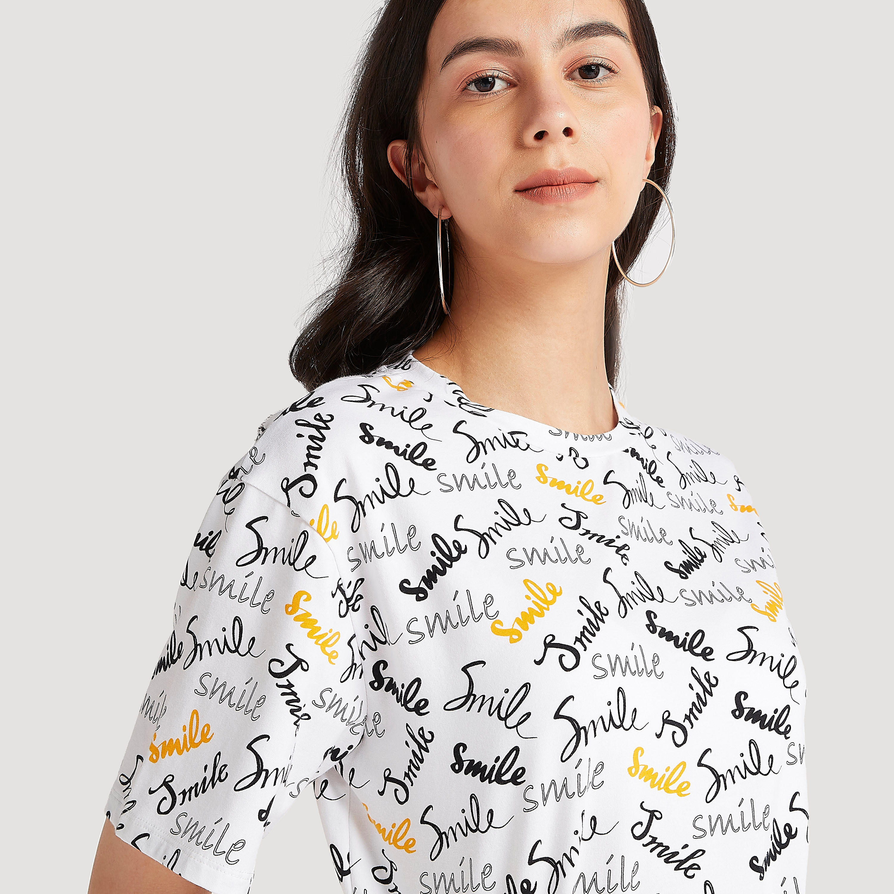 تيشيرت بطبعات تايبوجرافيك وياقة ضيّقة وأكمام قصيرة-women-clothing-tshirts-image-3