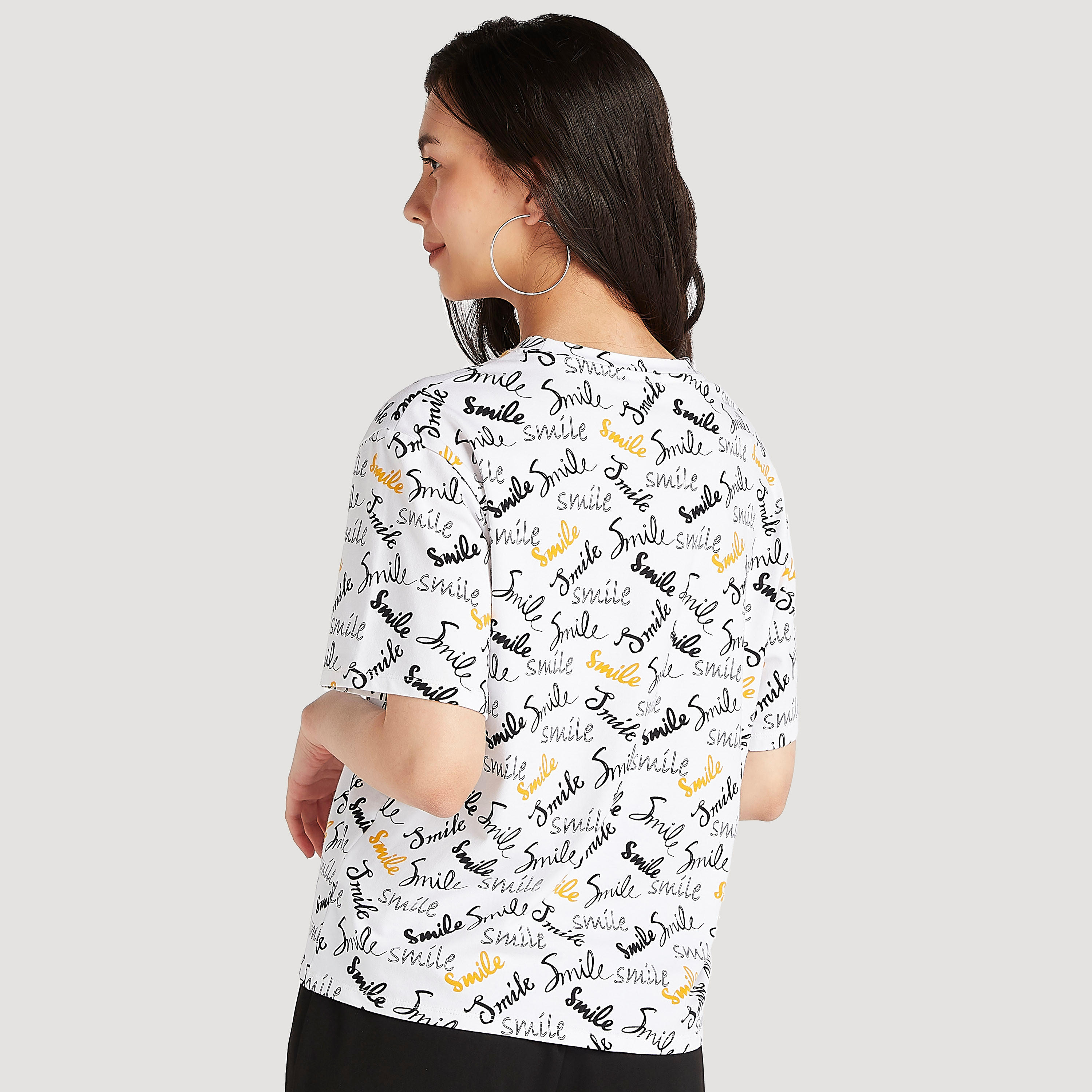 تيشيرت بطبعات تايبوجرافيك وياقة ضيّقة وأكمام قصيرة-women-clothing-tshirts-image-2