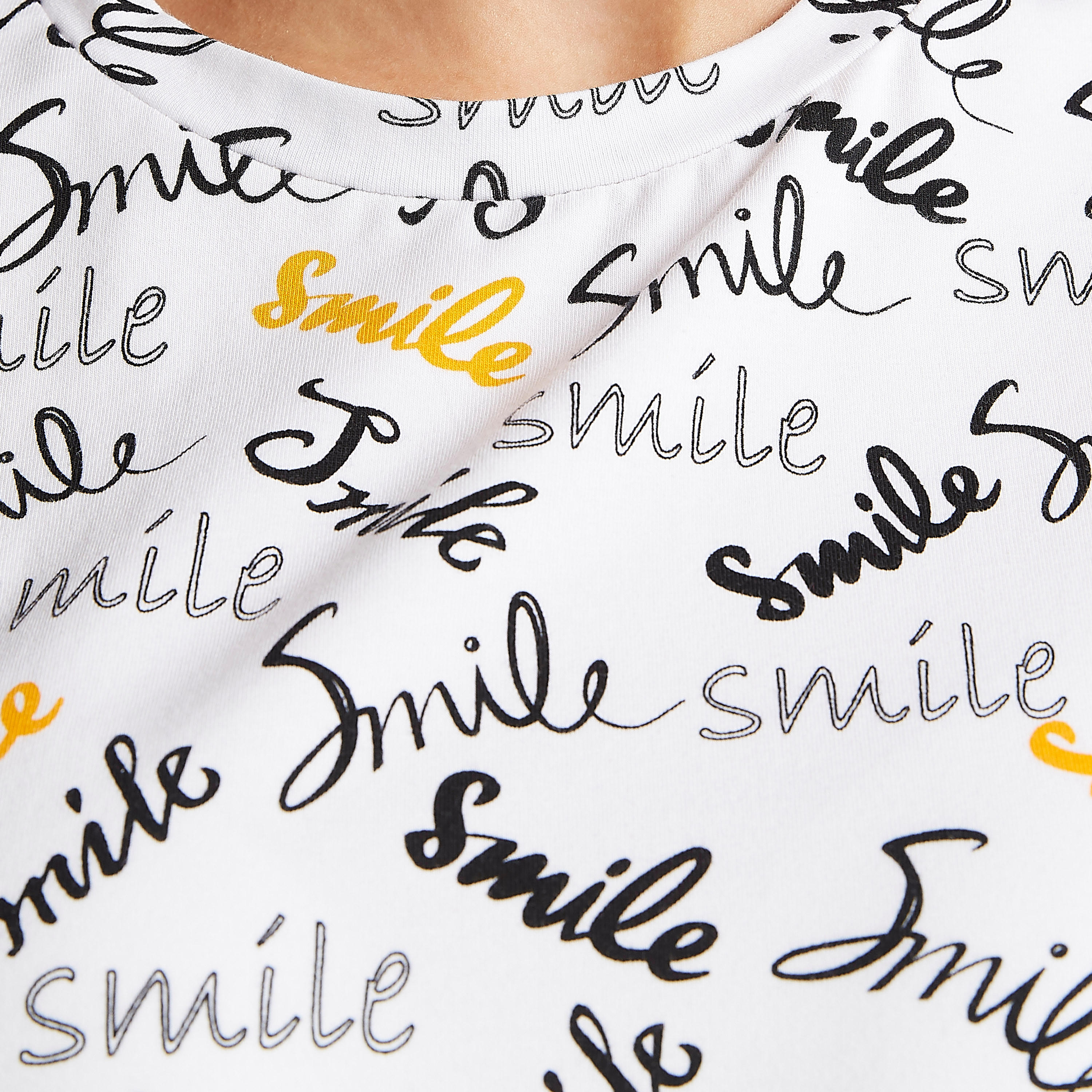 تيشيرت بطبعات تايبوجرافيك وياقة ضيّقة وأكمام قصيرة-women-clothing-tshirts-image-1