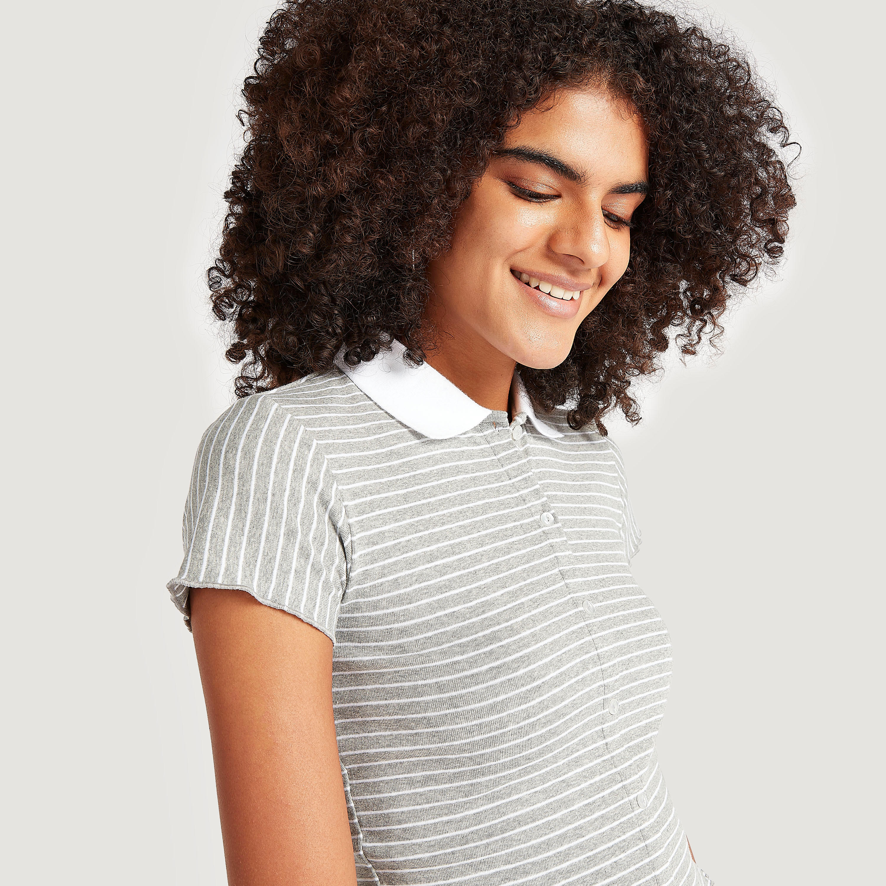 تيشيرت قصير مخطط بياقة عاديّة وأكمام كاب-women-clothing-tshirts-image-3