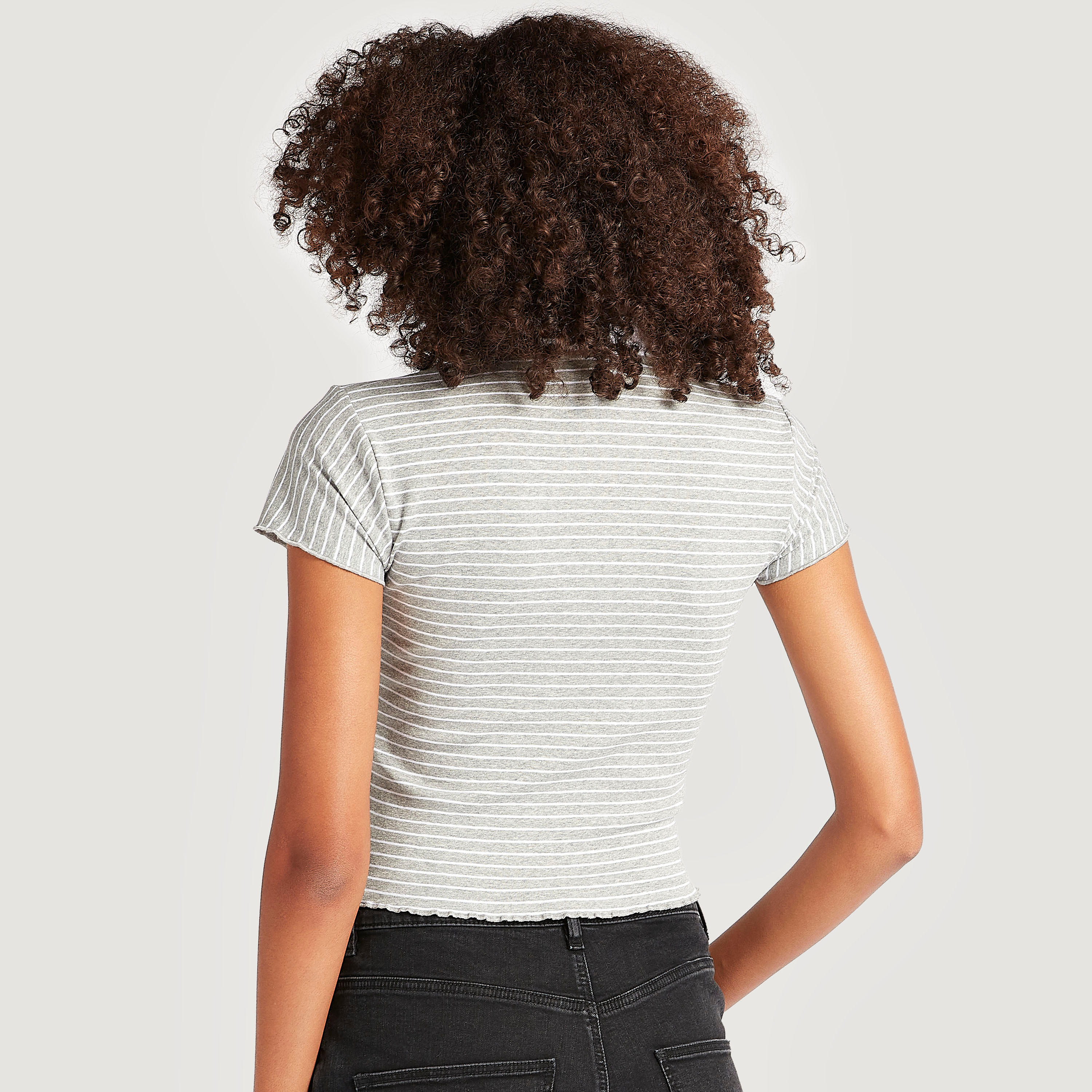 تيشيرت قصير مخطط بياقة عاديّة وأكمام كاب-women-clothing-tshirts-image-2