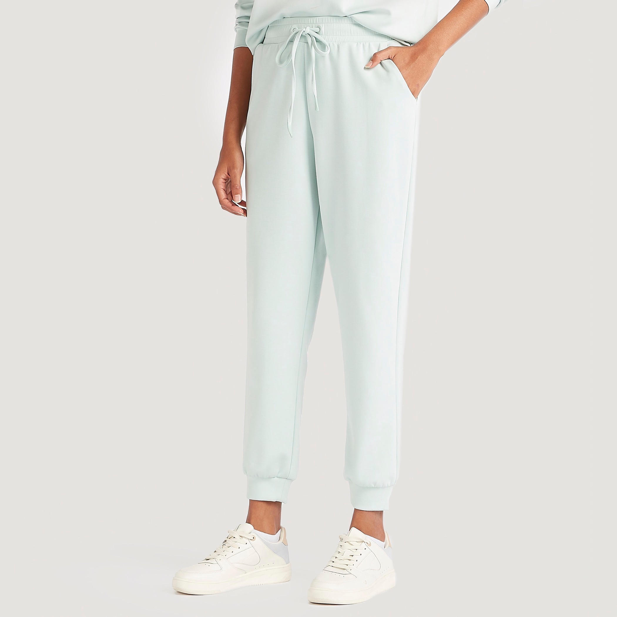 بنطلون رياضي سادة متوسط الارتفاع بجيوب ورباط إغلاق-women-clothing-bottoms-joggers-image-6