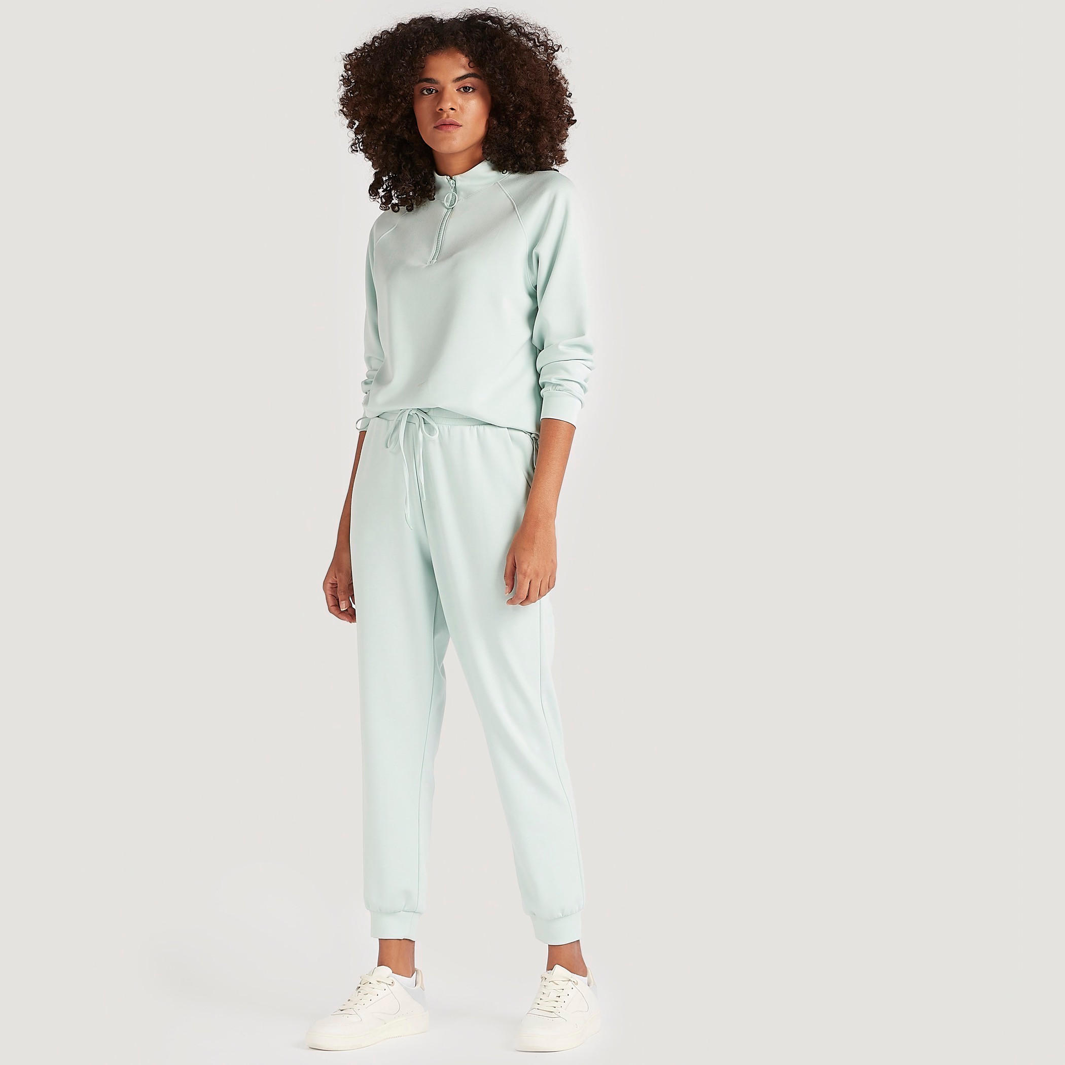 بنطلون رياضي سادة متوسط الارتفاع بجيوب ورباط إغلاق-women-clothing-bottoms-joggers-image-5