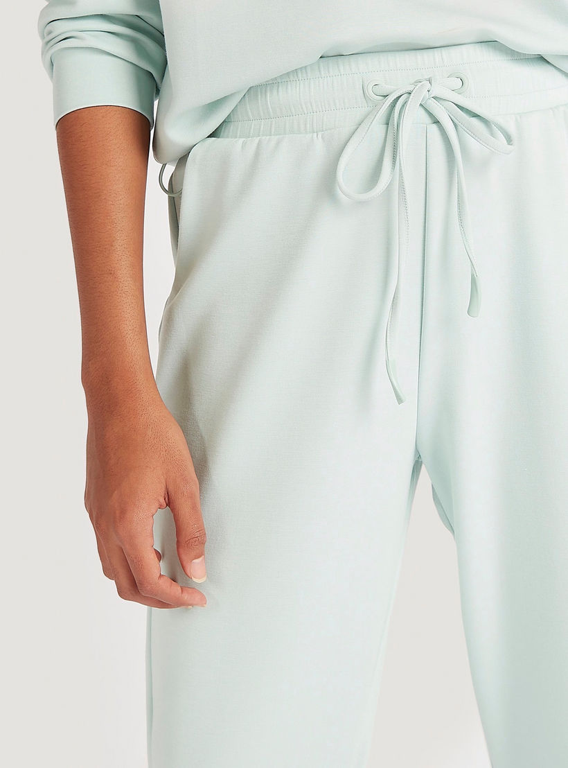 بنطلون رياضي سادة متوسط الارتفاع بجيوب ورباط إغلاق-women-clothing-bottoms-joggers-image-4
