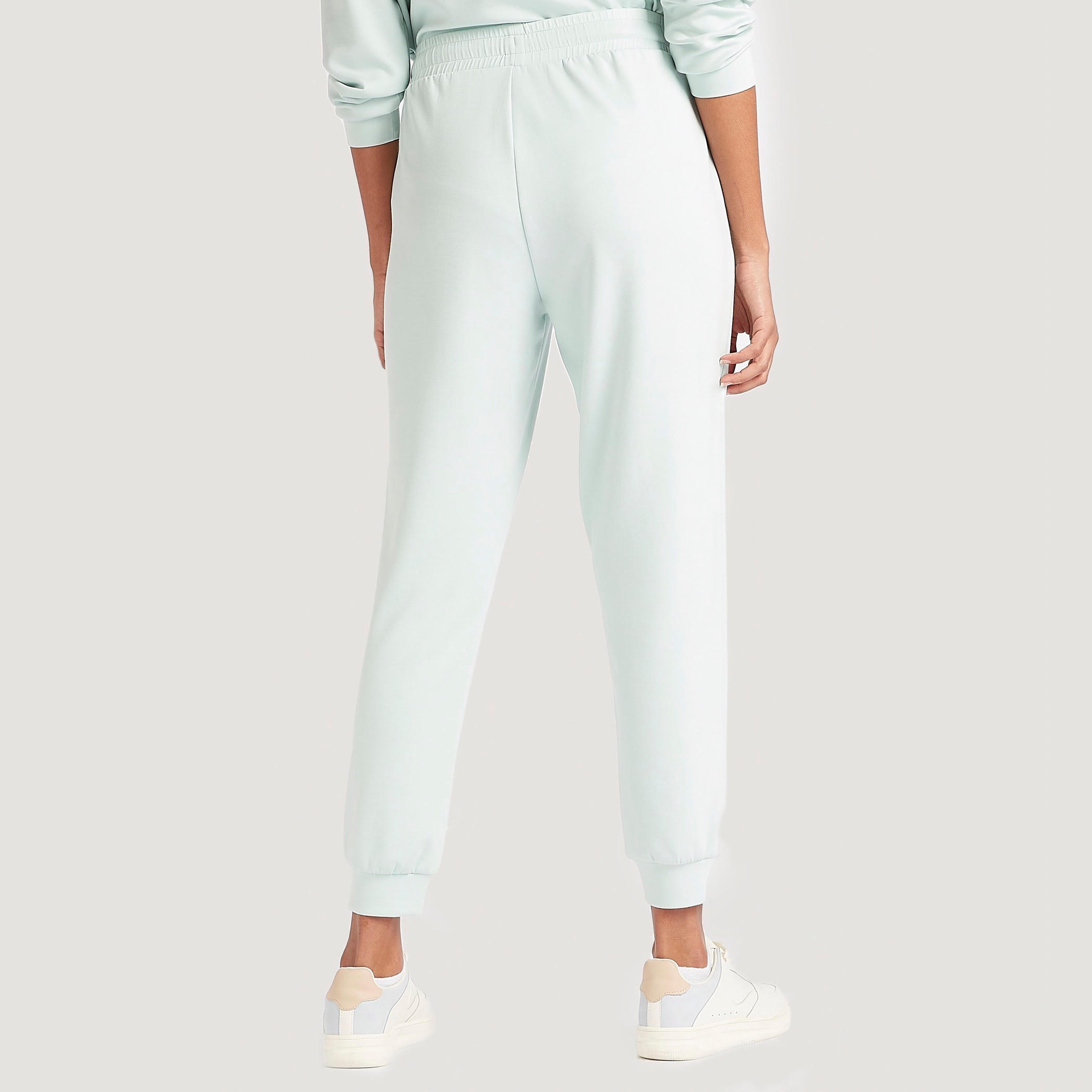 بنطلون رياضي سادة متوسط الارتفاع بجيوب ورباط إغلاق-women-clothing-bottoms-joggers-image-3