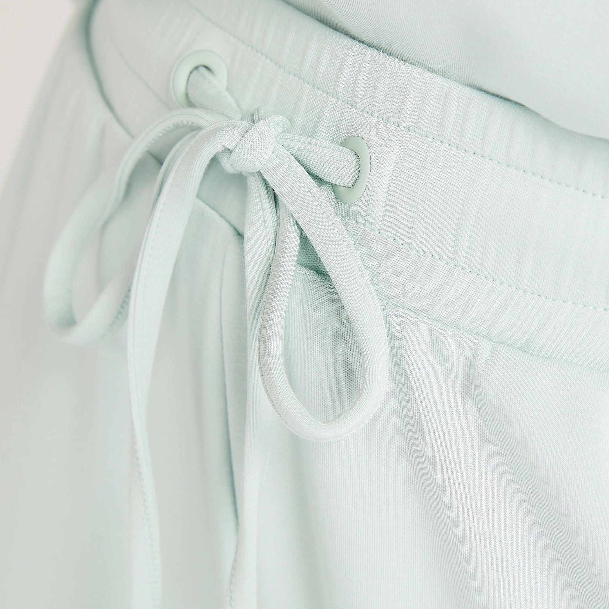 بنطلون رياضي سادة متوسط الارتفاع بجيوب ورباط إغلاق-women-clothing-bottoms-joggers-image-2
