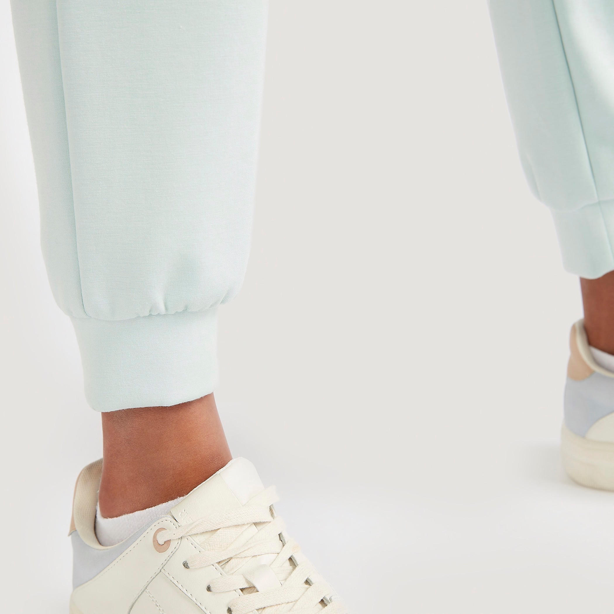 بنطلون رياضي سادة متوسط الارتفاع بجيوب ورباط إغلاق-women-clothing-bottoms-joggers-image-1