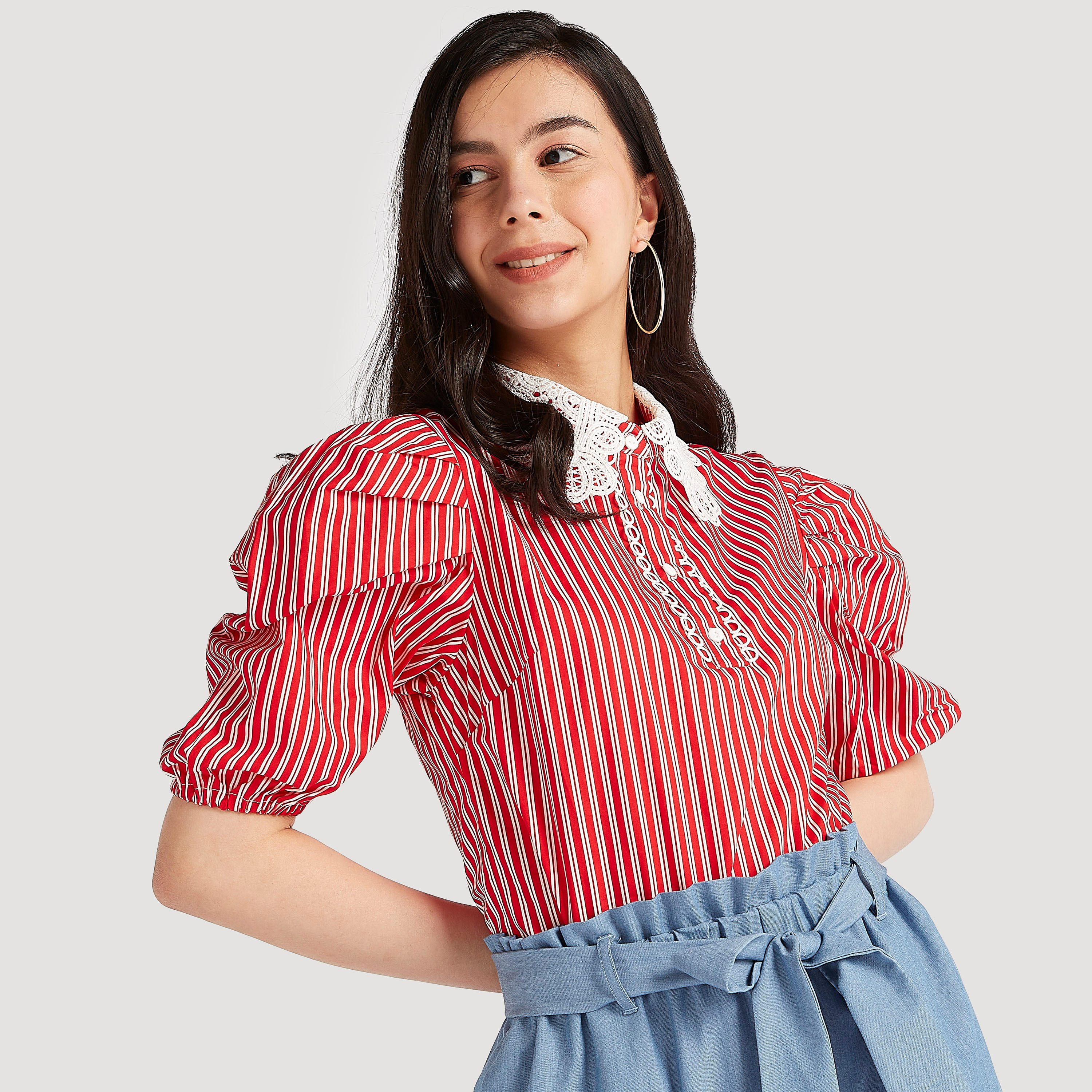 بلوزة مخططة بياقة عادية وتفاصيل دانتيل وأكمام قصيرة منفوخة-women-clothing-shirtsandblouses-blouses-image-1