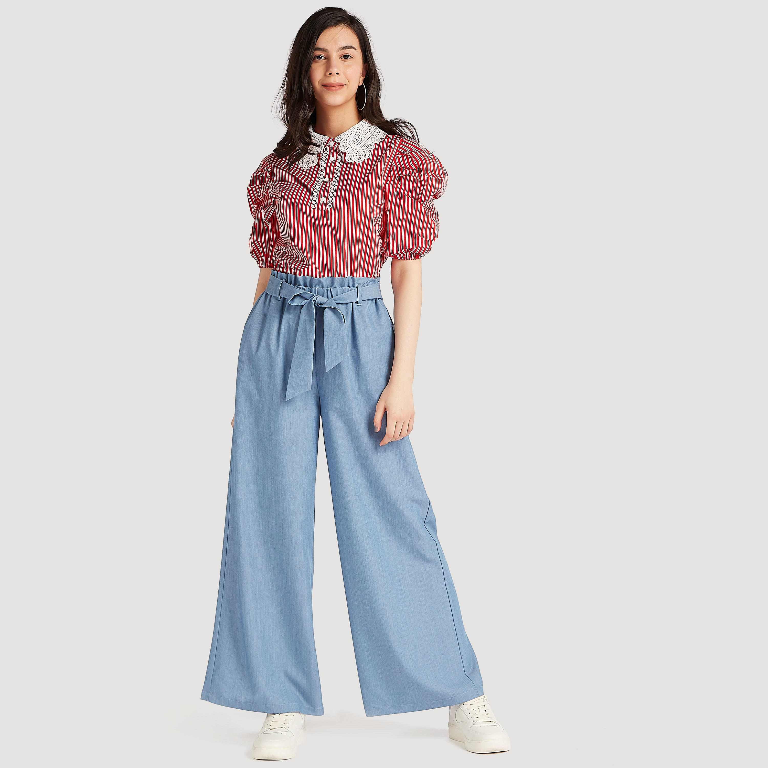 بلوزة مخططة بياقة عادية وتفاصيل دانتيل وأكمام قصيرة منفوخة-women-clothing-shirtsandblouses-blouses-image-2