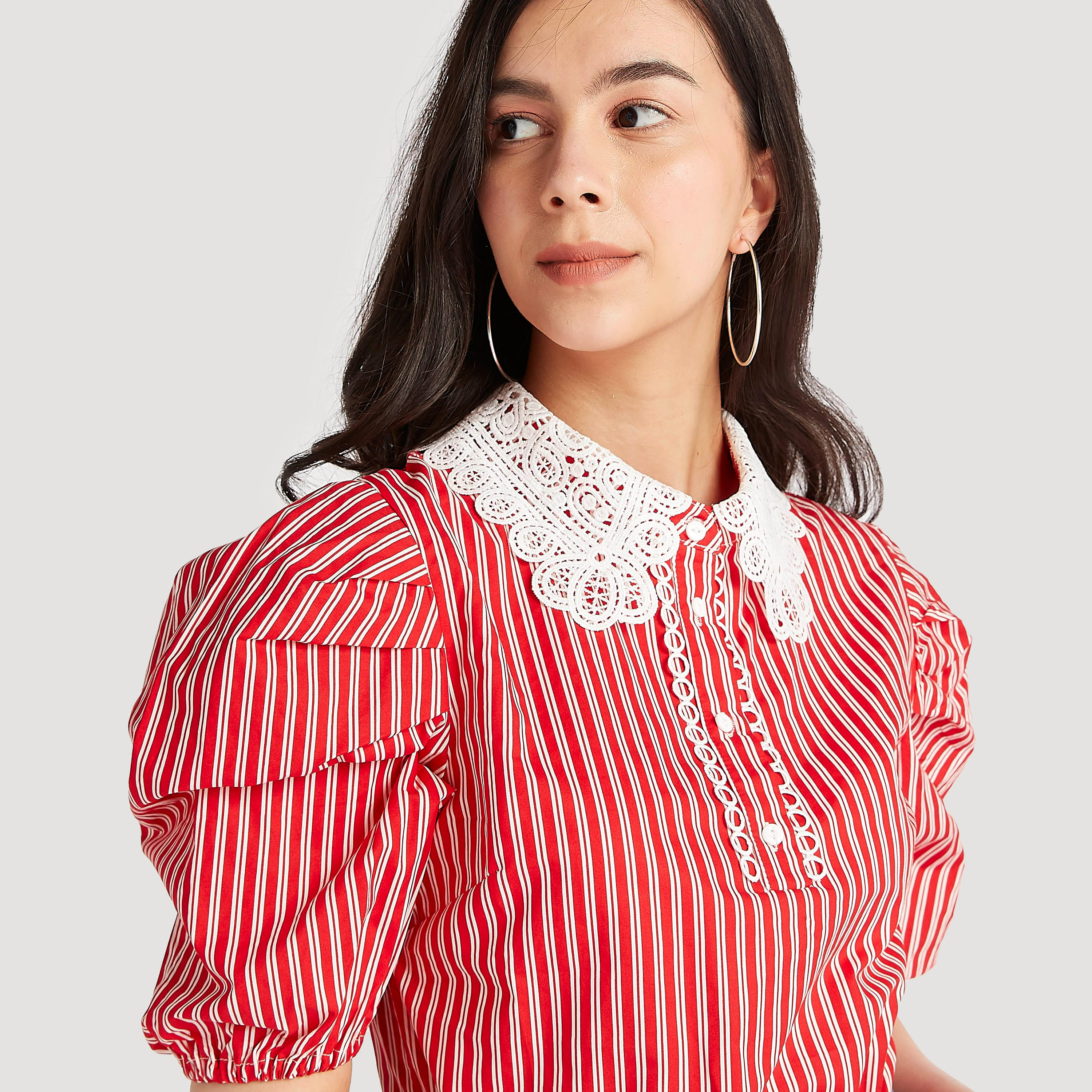 بلوزة مخططة بياقة عادية وتفاصيل دانتيل وأكمام قصيرة منفوخة-women-clothing-shirtsandblouses-blouses-image-3