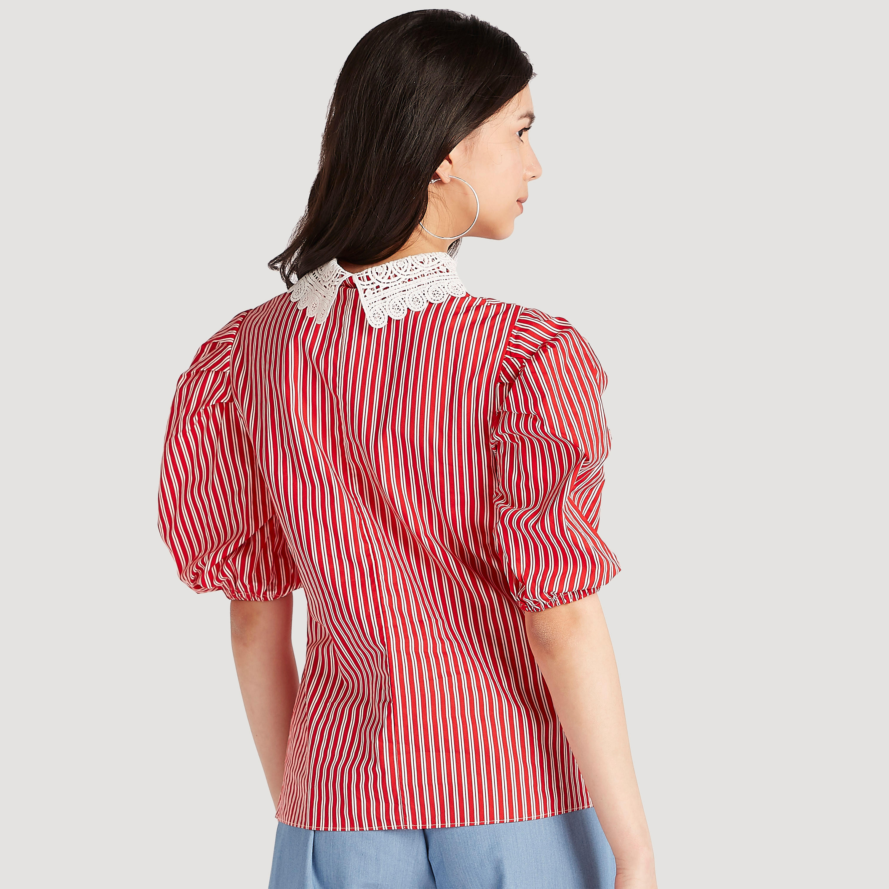 بلوزة مخططة بياقة عادية وتفاصيل دانتيل وأكمام قصيرة منفوخة-women-clothing-shirtsandblouses-blouses-image-4