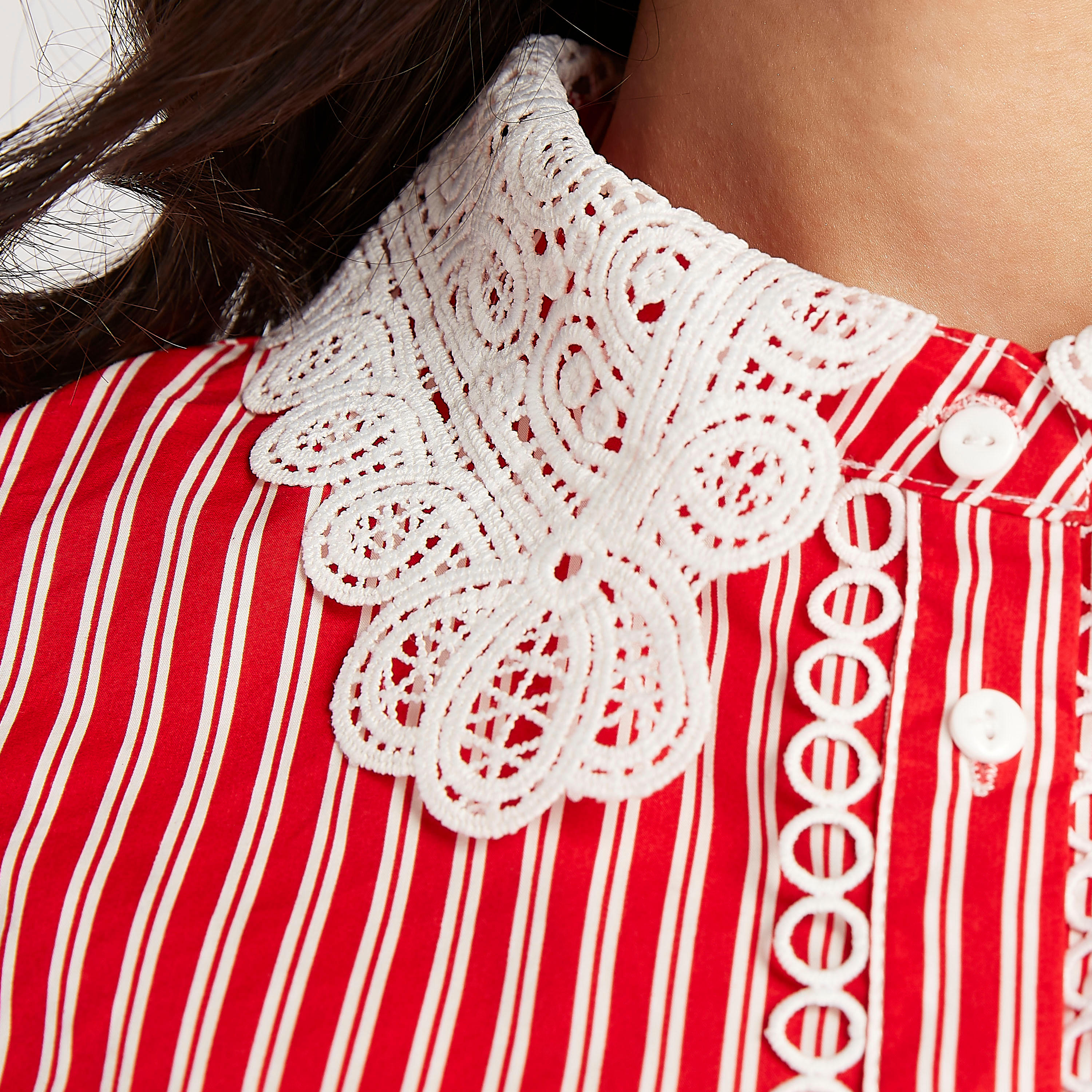 بلوزة مخططة بياقة عادية وتفاصيل دانتيل وأكمام قصيرة منفوخة-women-clothing-shirtsandblouses-blouses-image-5