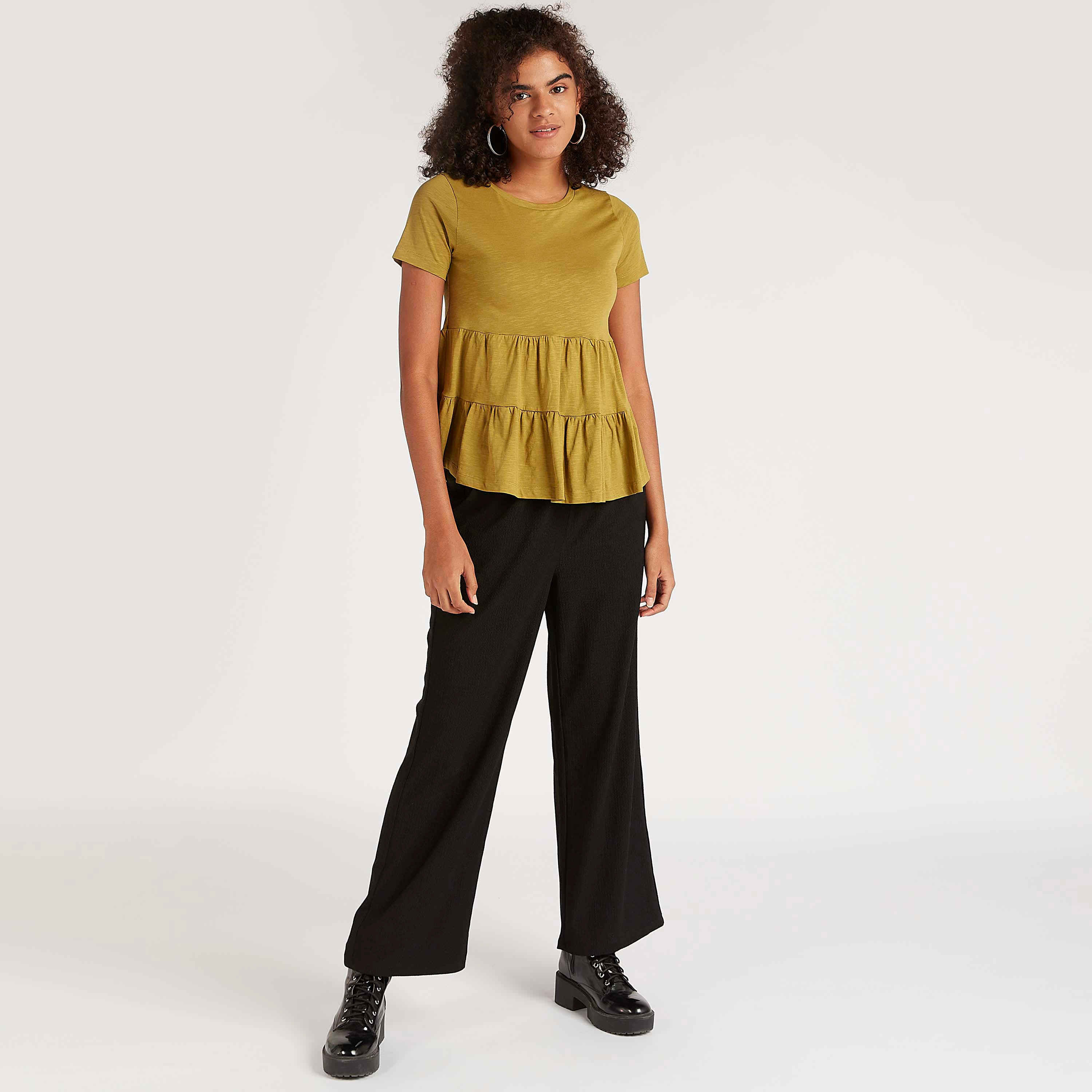 بلوزة سادة بكشكشة من الخصر وأكمام قصيرة وياقة ضيّقة-women-clothing-shirtsandblouses-blouses-image-4