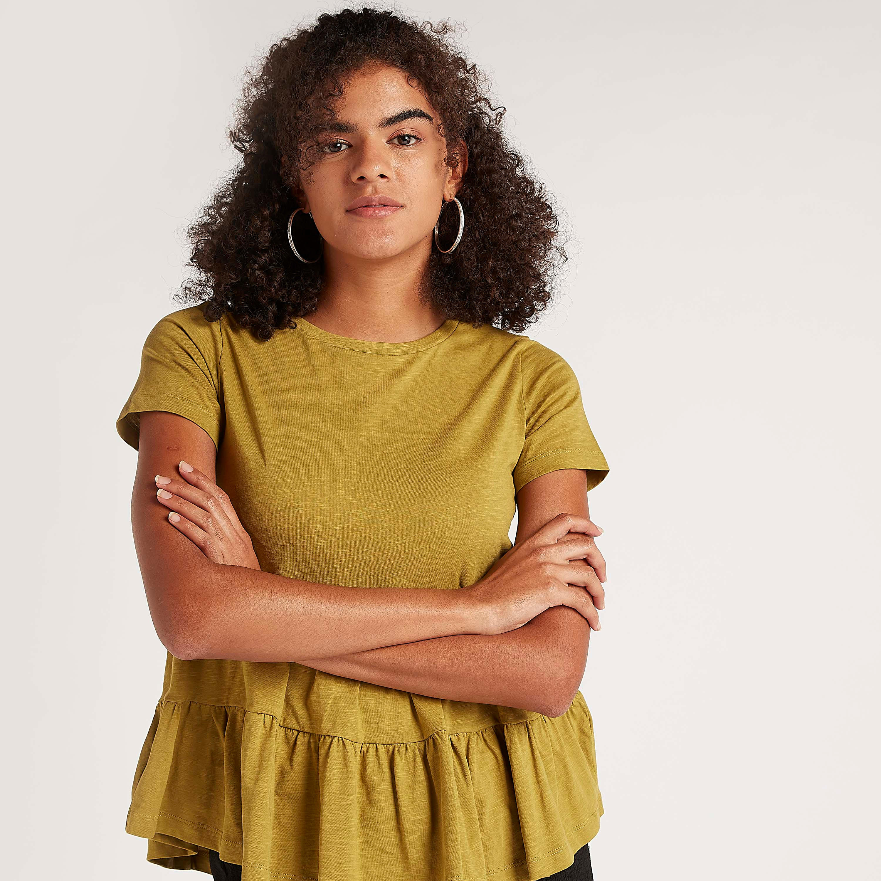 بلوزة سادة بكشكشة من الخصر وأكمام قصيرة وياقة ضيّقة-women-clothing-shirtsandblouses-blouses-image-3
