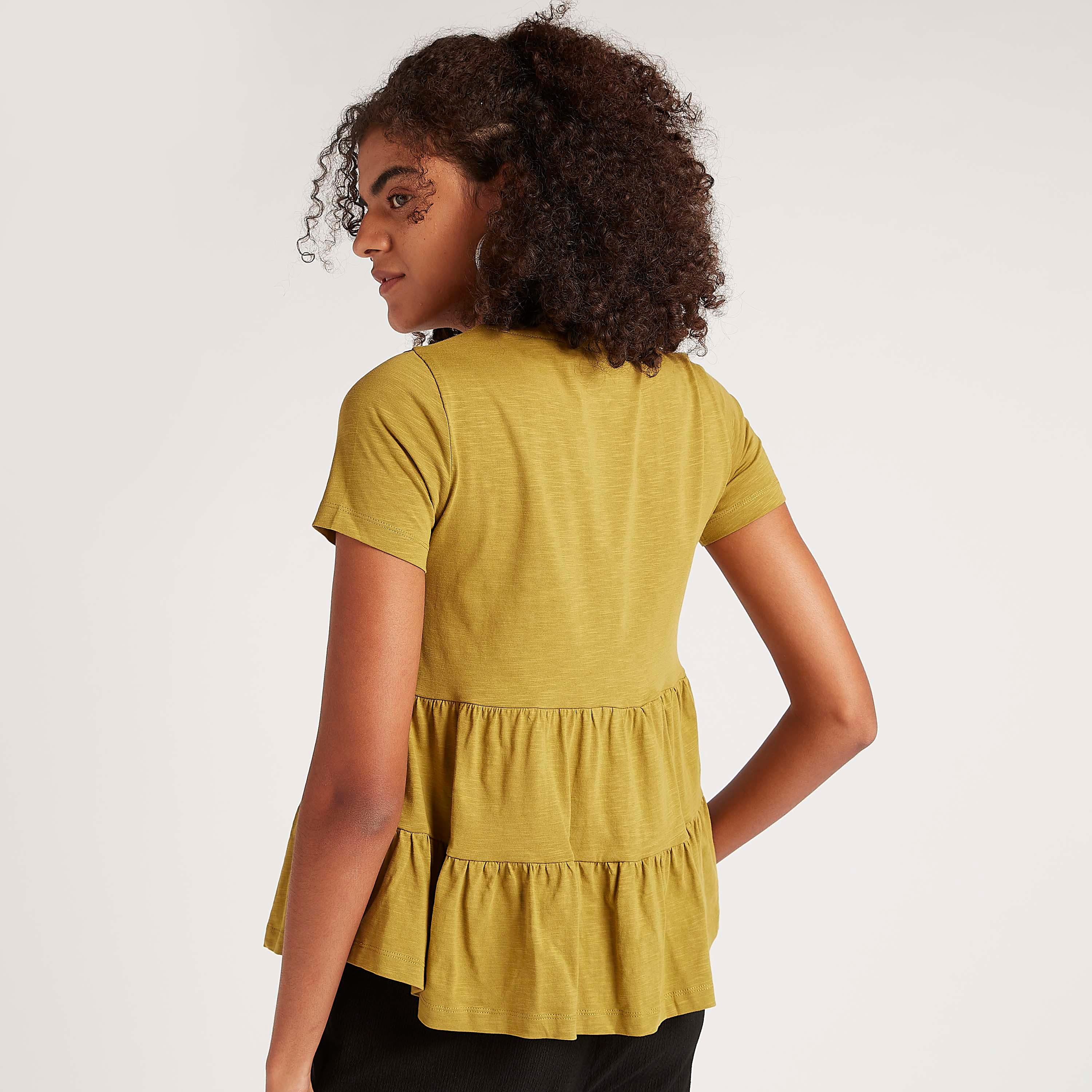 بلوزة سادة بكشكشة من الخصر وأكمام قصيرة وياقة ضيّقة-women-clothing-shirtsandblouses-blouses-image-2