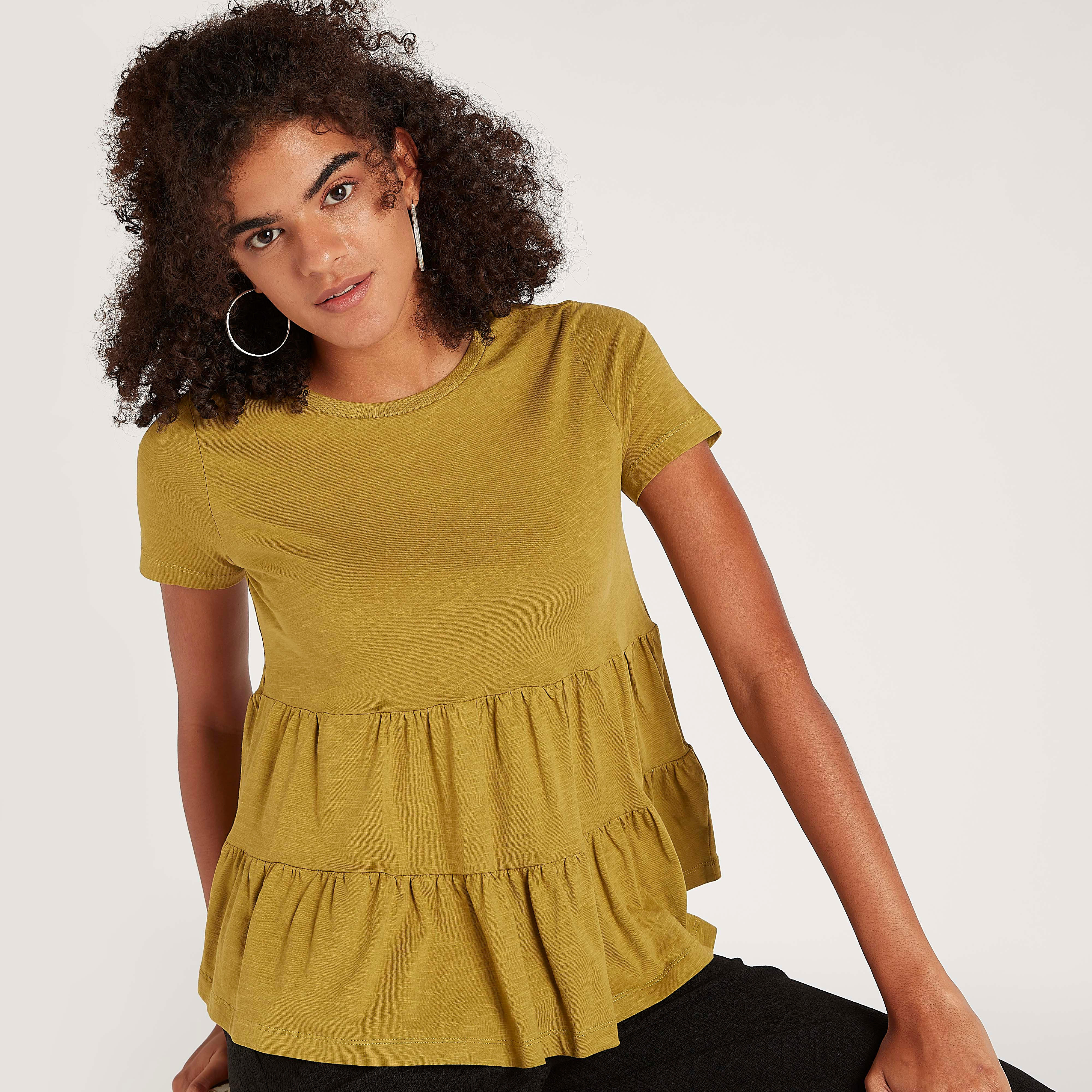 بلوزة سادة بكشكشة من الخصر وأكمام قصيرة وياقة ضيّقة-women-clothing-shirtsandblouses-blouses-image-1