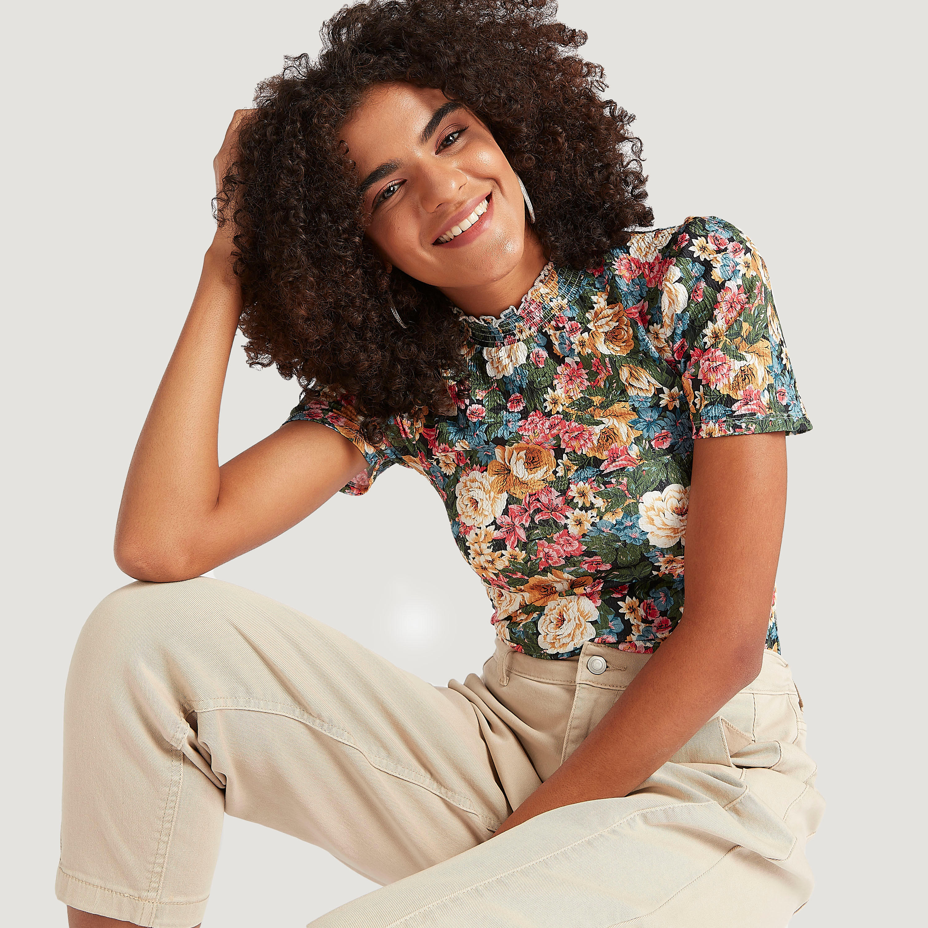 بلوزة بطبعات أزهار وأكمام قصيرة وياقة كشكش-women-clothing-shirtsandblouses-blouses-image-1