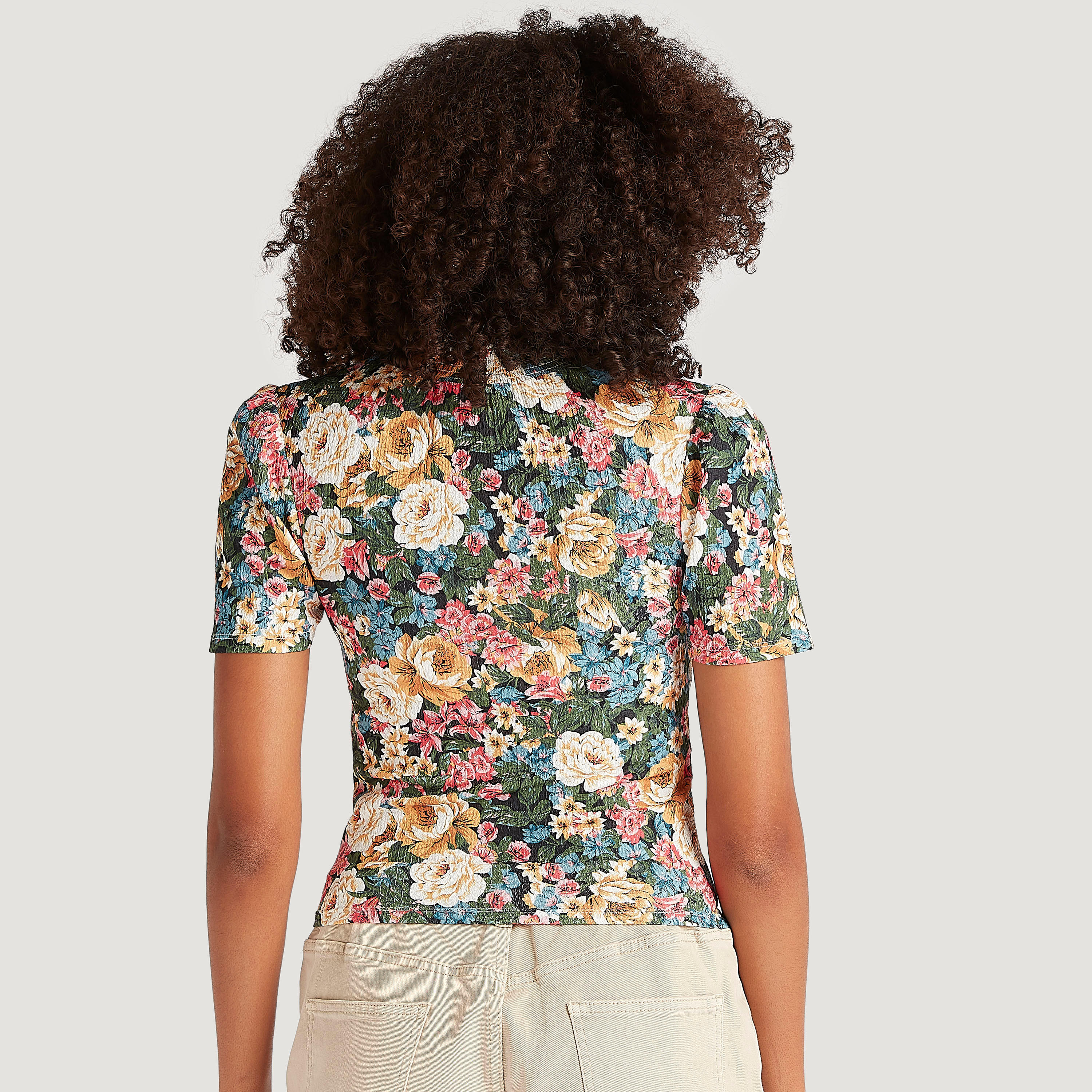 بلوزة بطبعات أزهار وأكمام قصيرة وياقة كشكش-women-clothing-shirtsandblouses-blouses-image-4