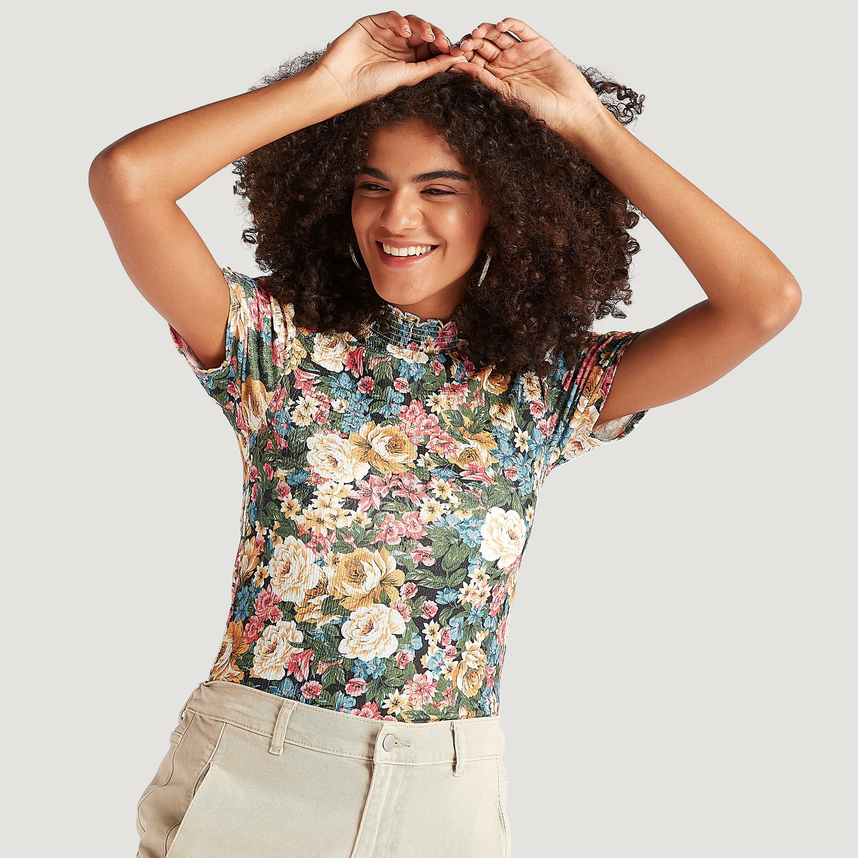 بلوزة بطبعات أزهار وأكمام قصيرة وياقة كشكش-women-clothing-shirtsandblouses-blouses-image-5