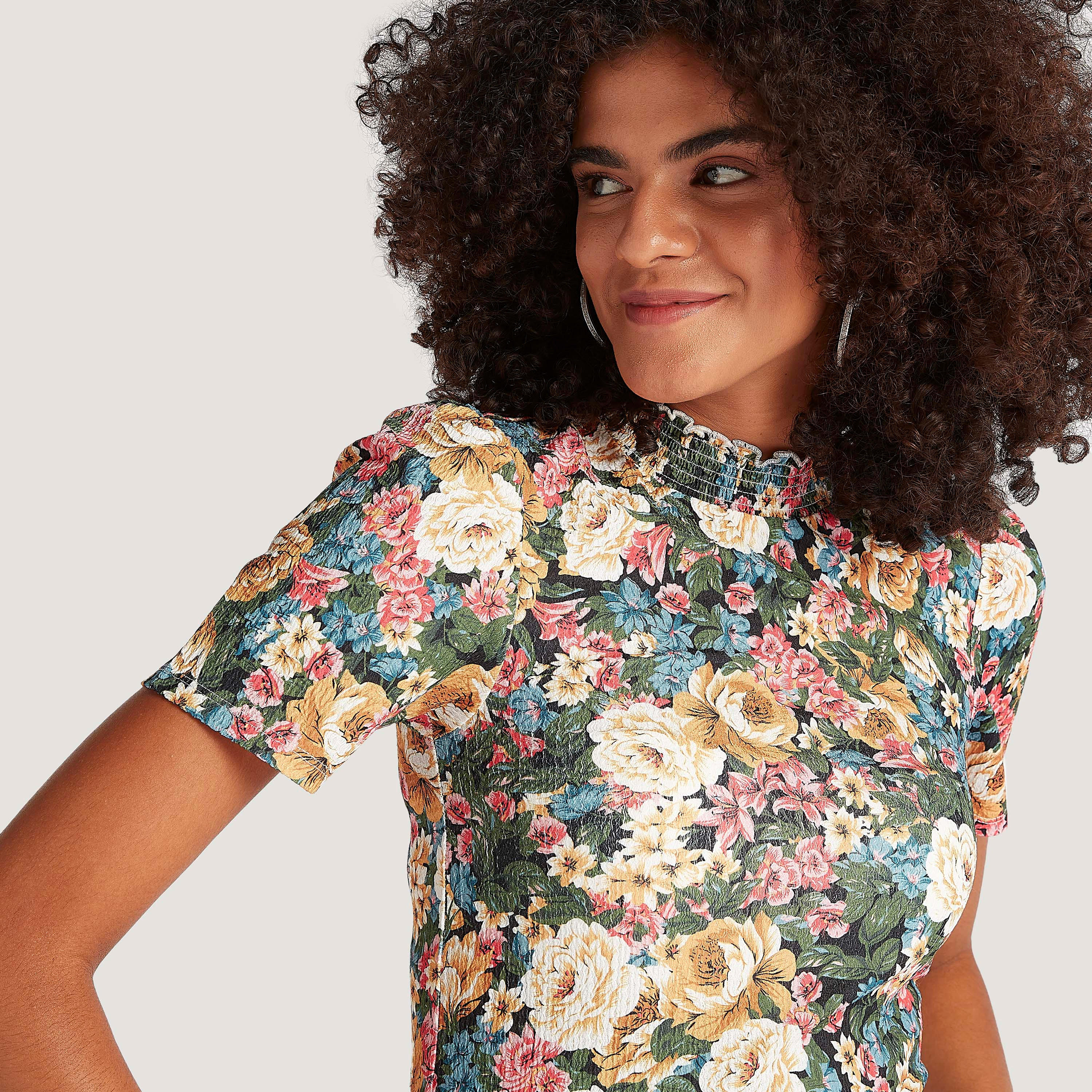بلوزة بطبعات أزهار وأكمام قصيرة وياقة كشكش-women-clothing-shirtsandblouses-blouses-image-6