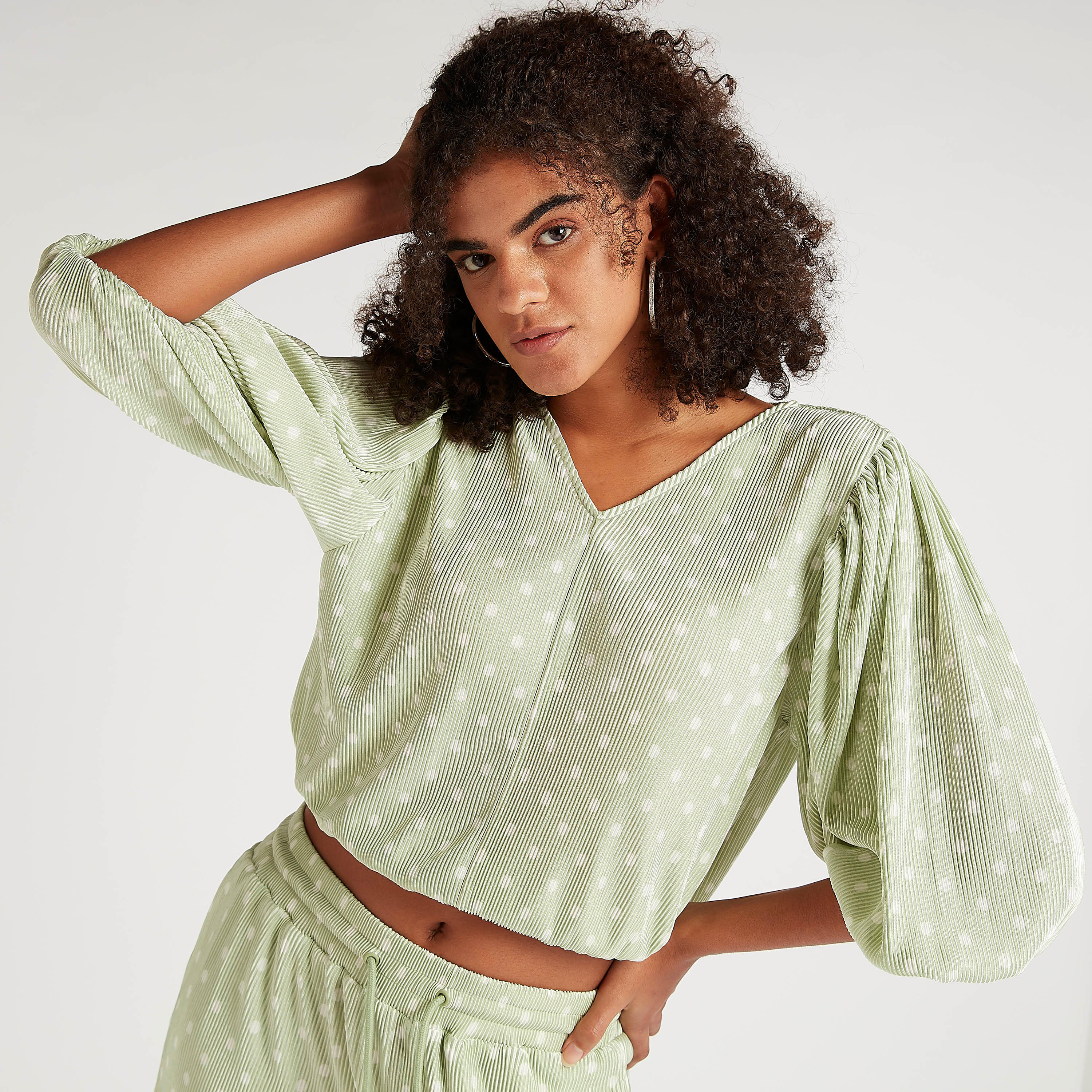 بلوزة قصيرة منقّطة بياقة v وأكمام 3/4-women-clothing-shirtsandblouses-blouses-image-1