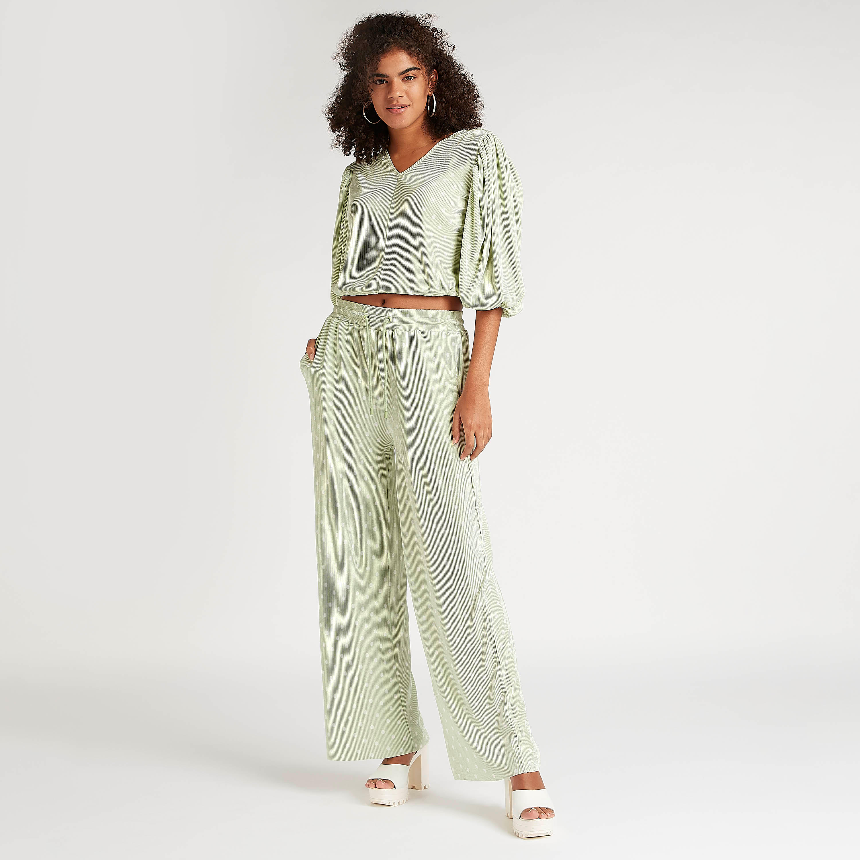بلوزة قصيرة منقّطة بياقة v وأكمام 3/4-women-clothing-shirtsandblouses-blouses-image-2