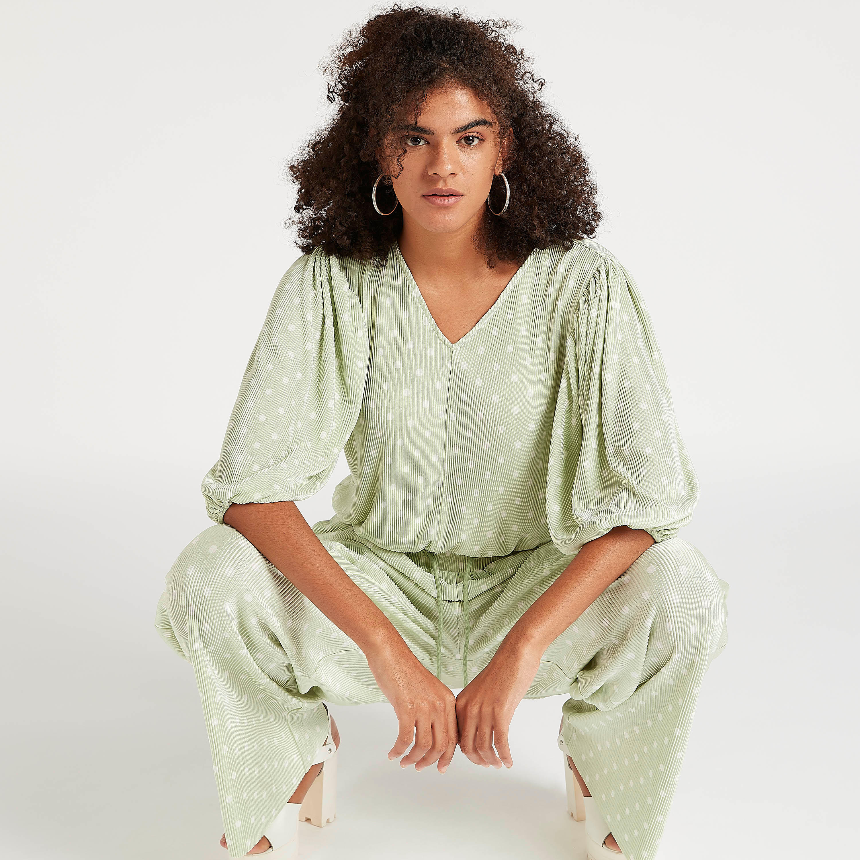 بلوزة قصيرة منقّطة بياقة v وأكمام 3/4-women-clothing-shirtsandblouses-blouses-image-5