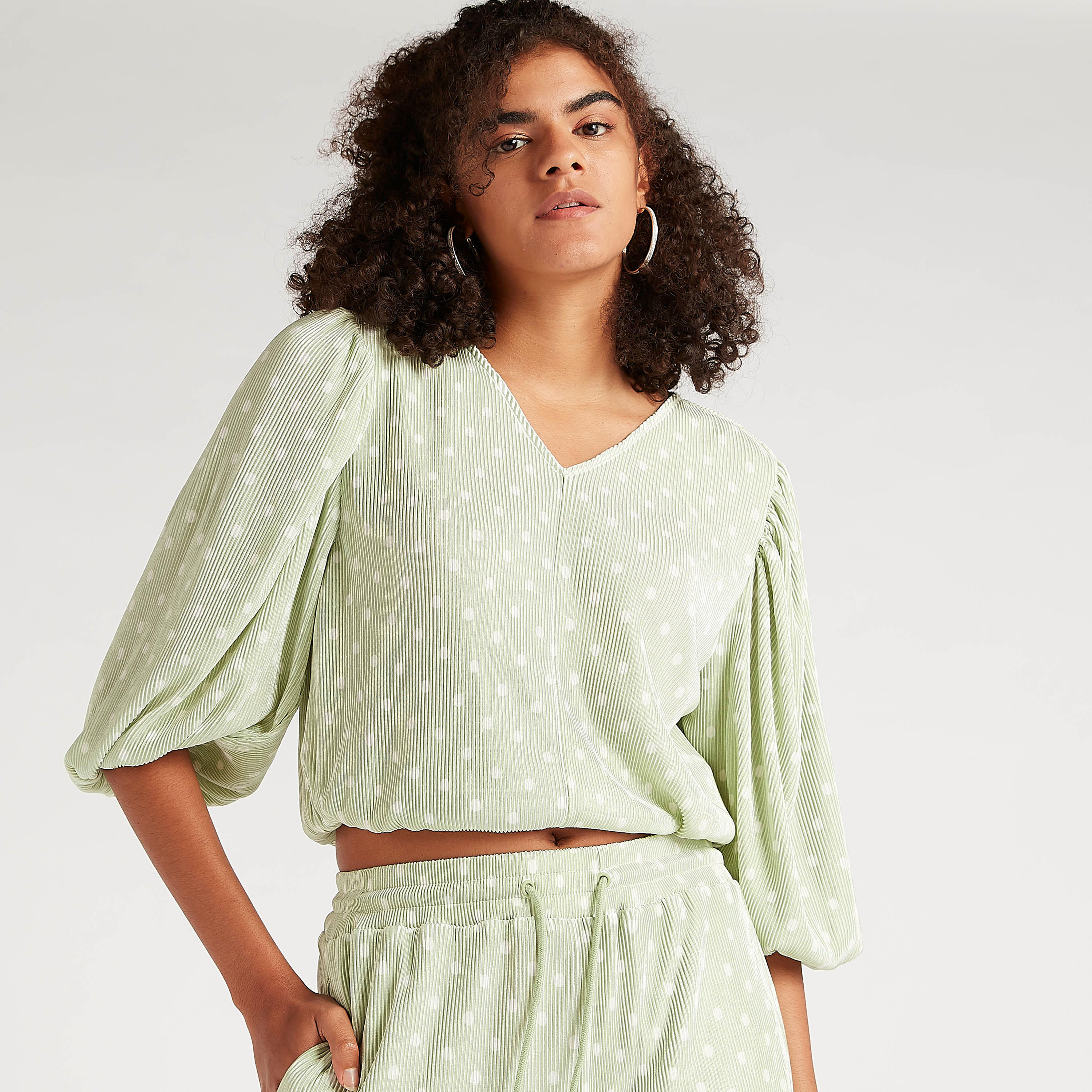 بلوزة قصيرة منقّطة بياقة v وأكمام 3/4-women-clothing-shirtsandblouses-blouses-image-7