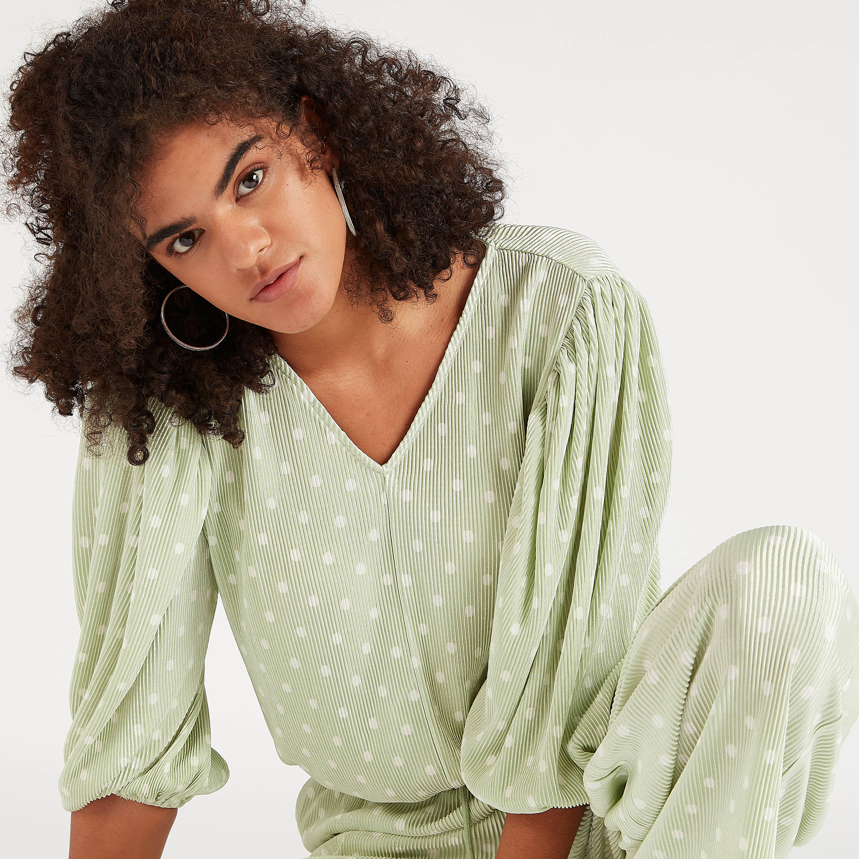 بلوزة قصيرة منقّطة بياقة v وأكمام 3/4-women-clothing-shirtsandblouses-blouses-image-8
