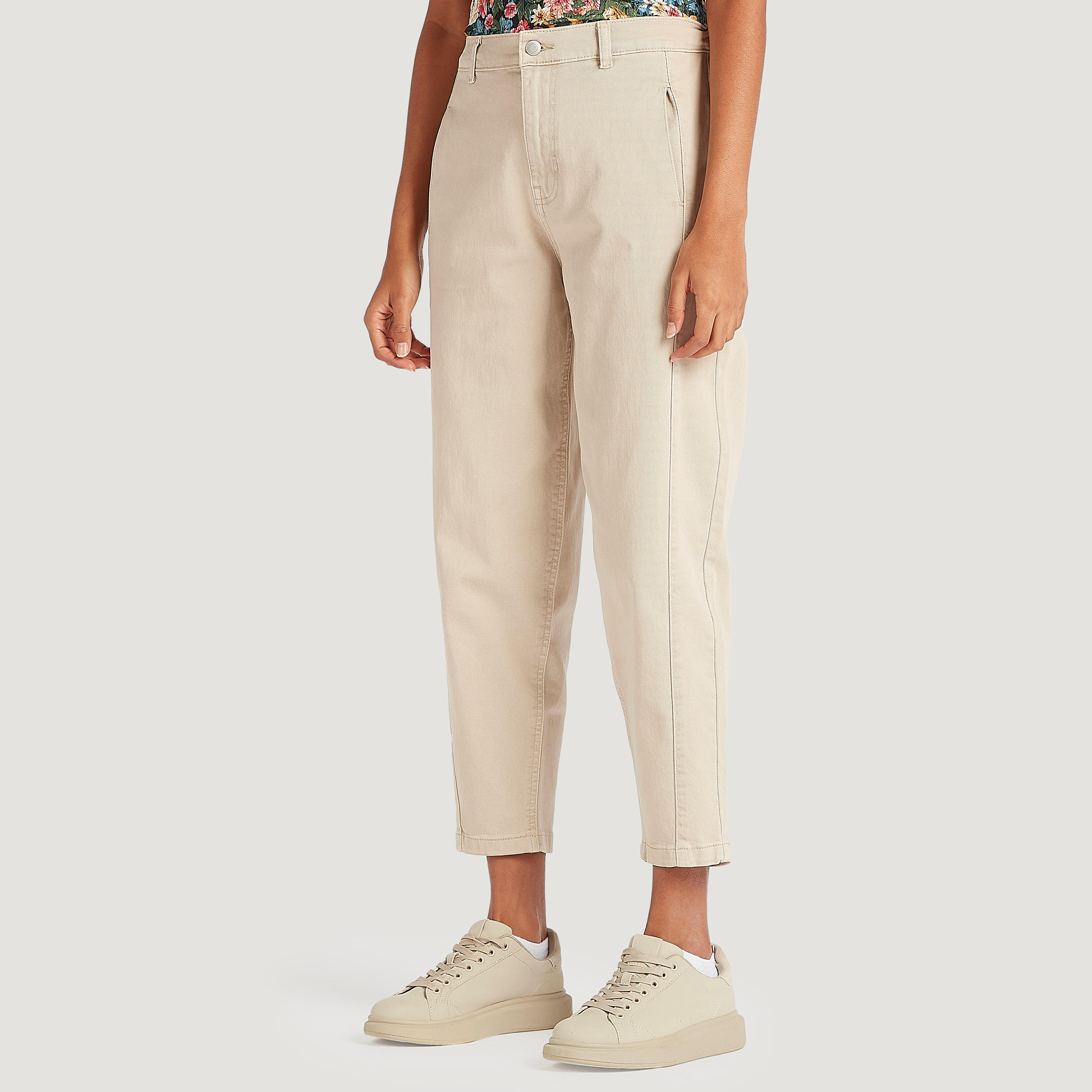بنطلون جينز دنيم بوي فريند سادة بخصر متوسّط الارتفاع مع زر إغلاق وجيوب-women-clothing-bottoms-jeans-image-5