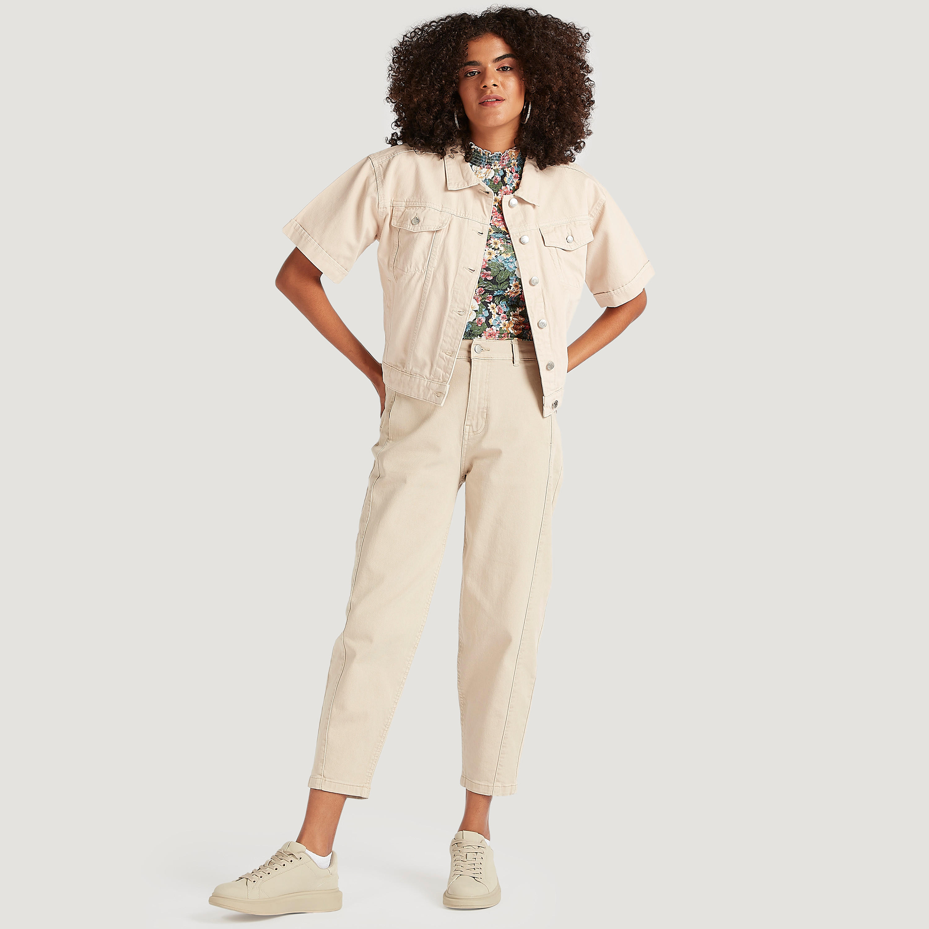 بنطلون جينز دنيم بوي فريند سادة بخصر متوسّط الارتفاع مع زر إغلاق وجيوب-women-clothing-bottoms-jeans-image-4