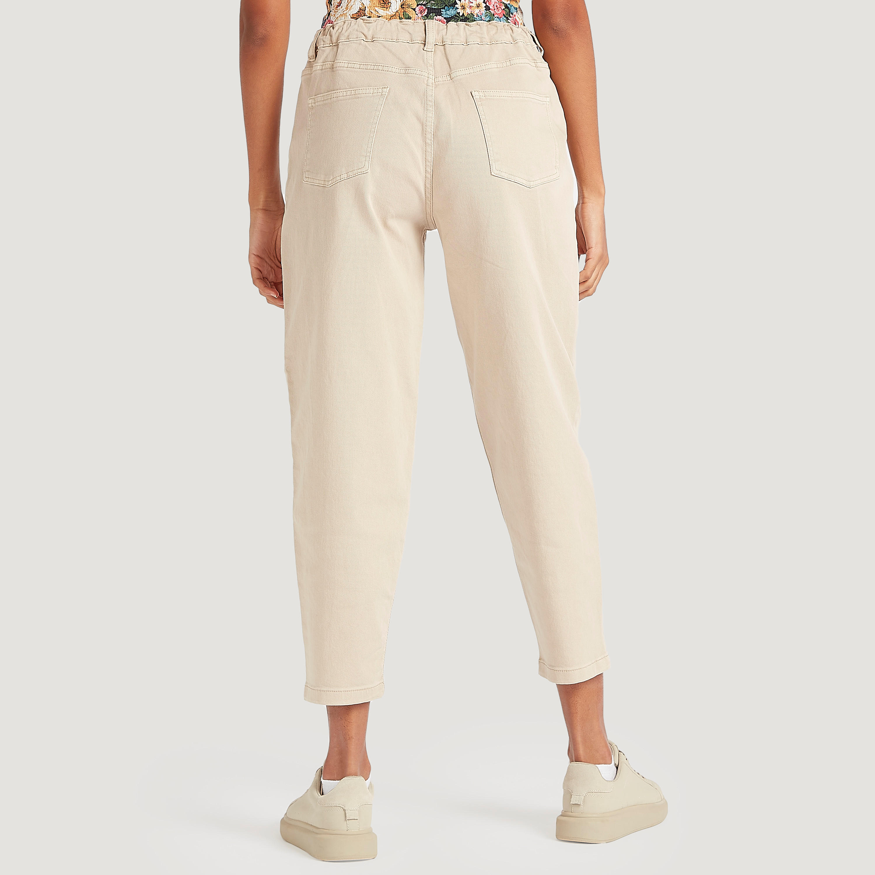 بنطلون جينز دنيم بوي فريند سادة بخصر متوسّط الارتفاع مع زر إغلاق وجيوب-women-clothing-bottoms-jeans-image-2
