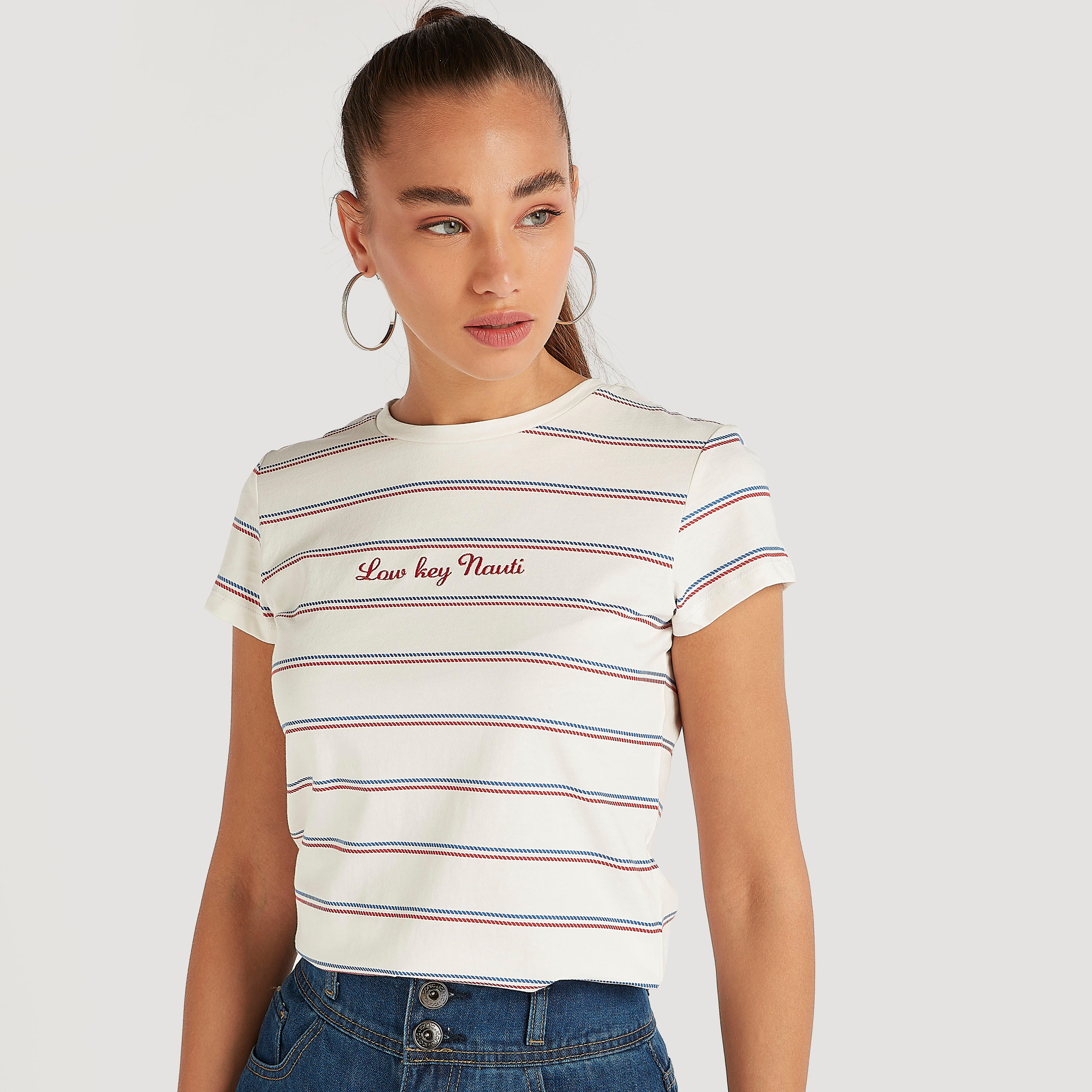 تيشيرت بياقة ضيّقة وأكمام كاب وطبعات-women-clothing-tshirts-image-5