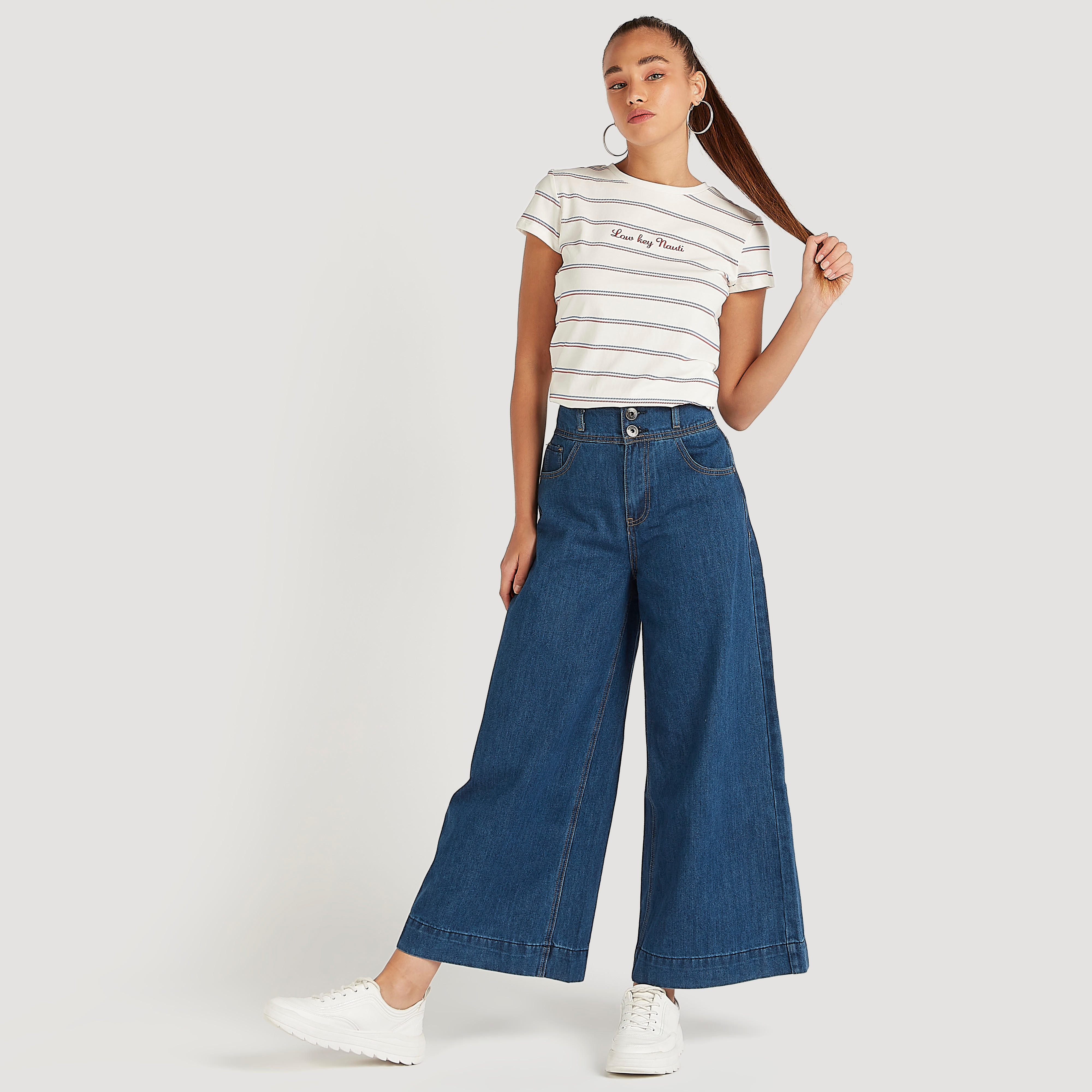 تيشيرت بياقة ضيّقة وأكمام كاب وطبعات-women-clothing-tshirts-image-4
