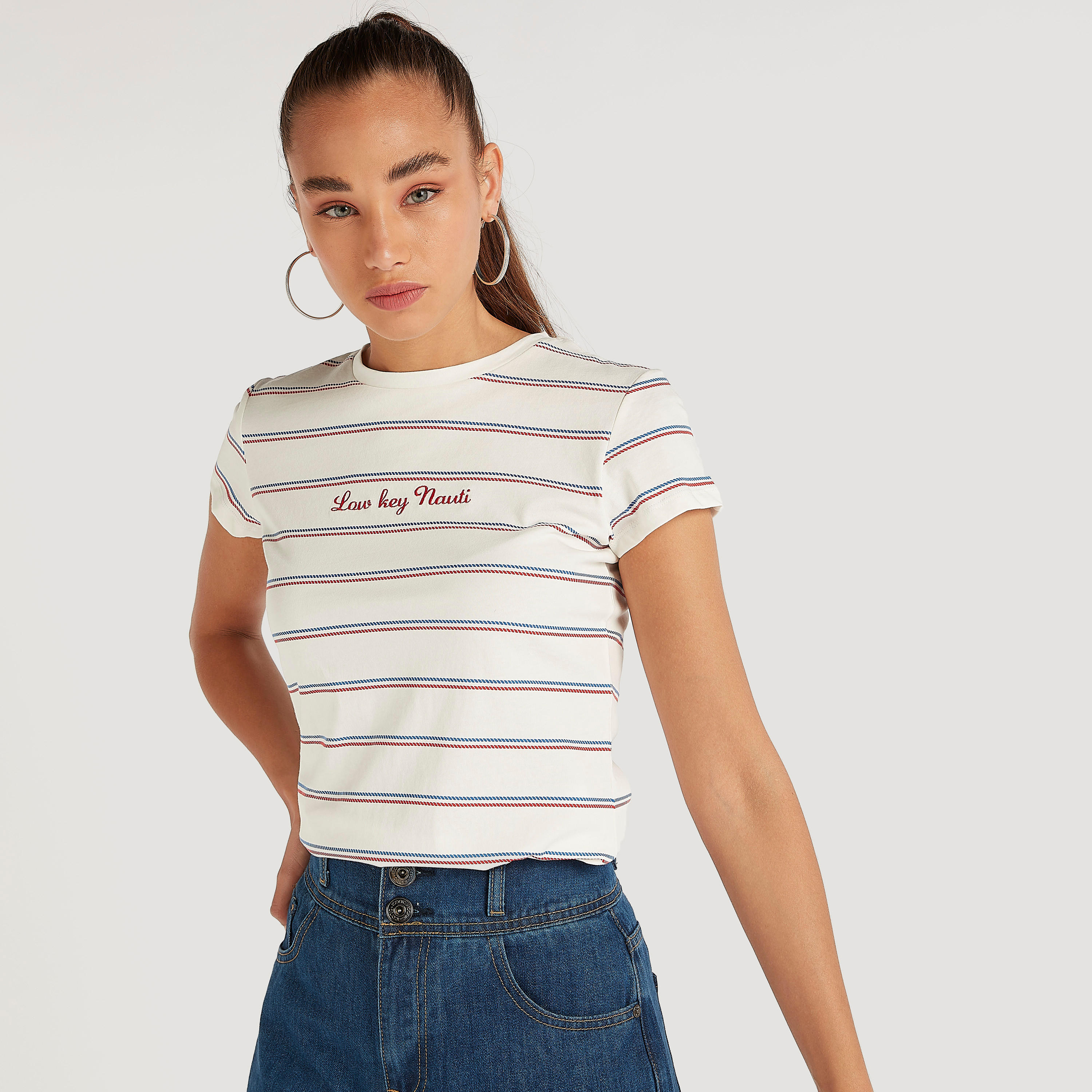 تيشيرت بياقة ضيّقة وأكمام كاب وطبعات-women-clothing-tshirts-image-1