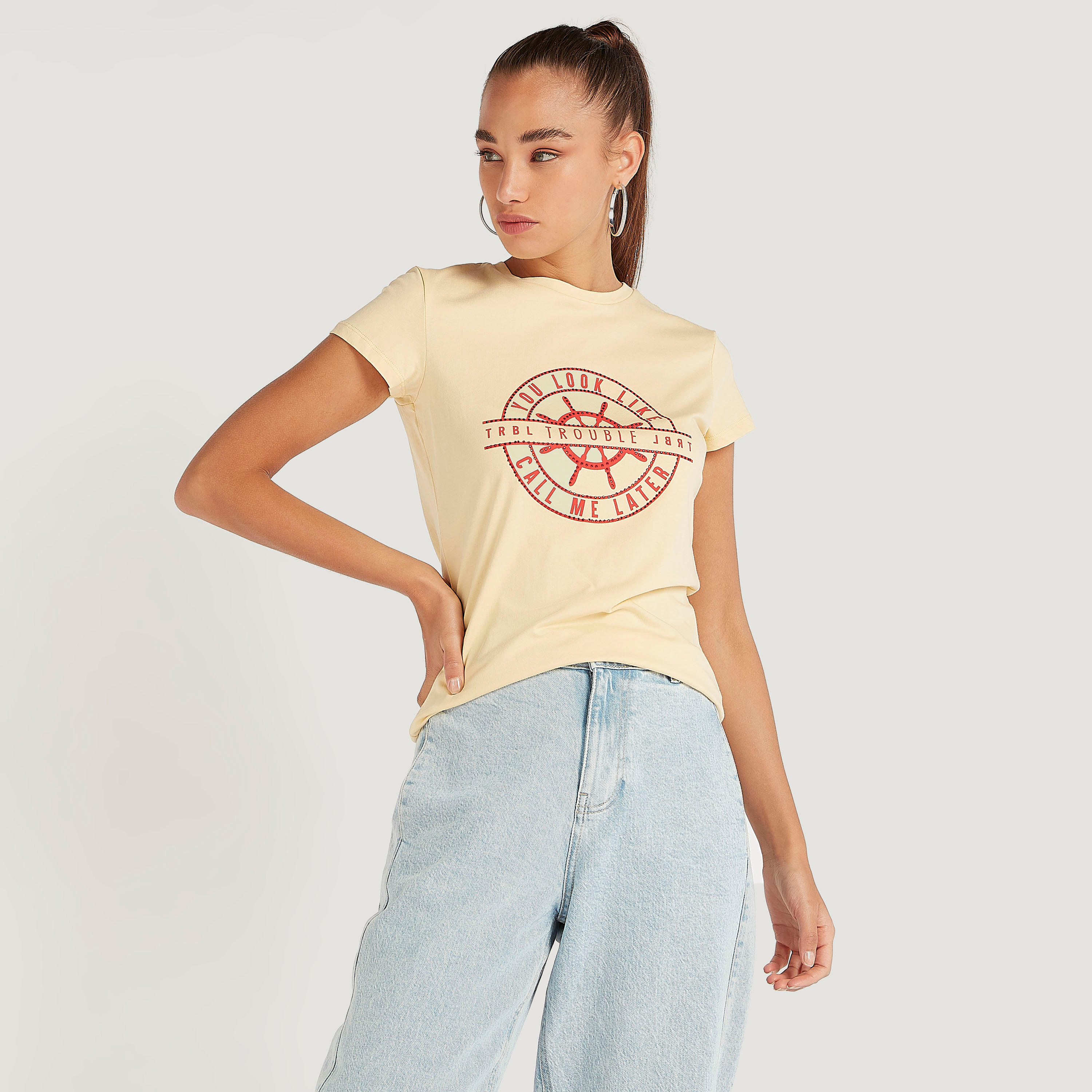 تيشيرت بياقة ضيّقة وأكمام كاب وطبعات-women-clothing-tshirts-image-1