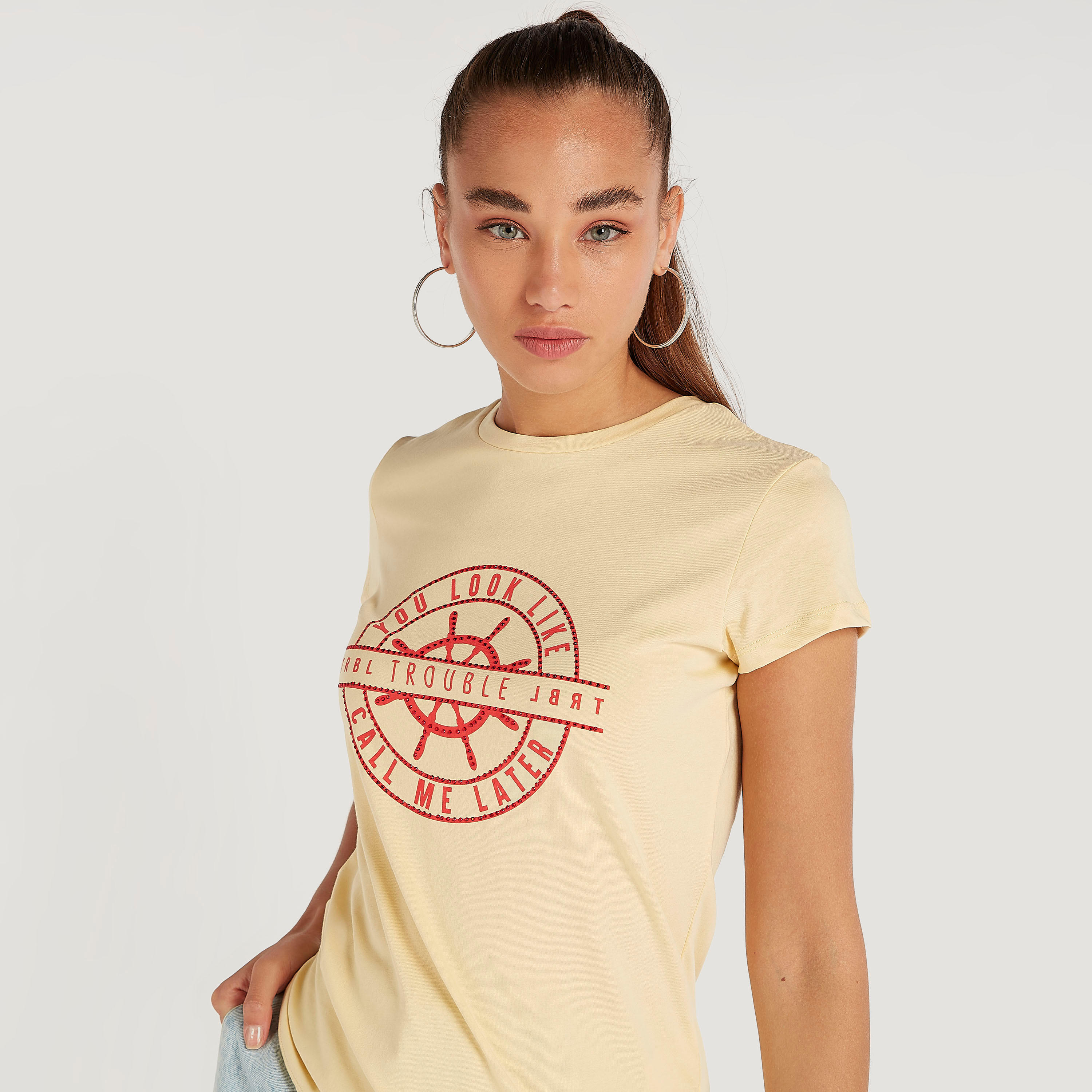 تيشيرت بياقة ضيّقة وأكمام كاب وطبعات-women-clothing-tshirts-image-3