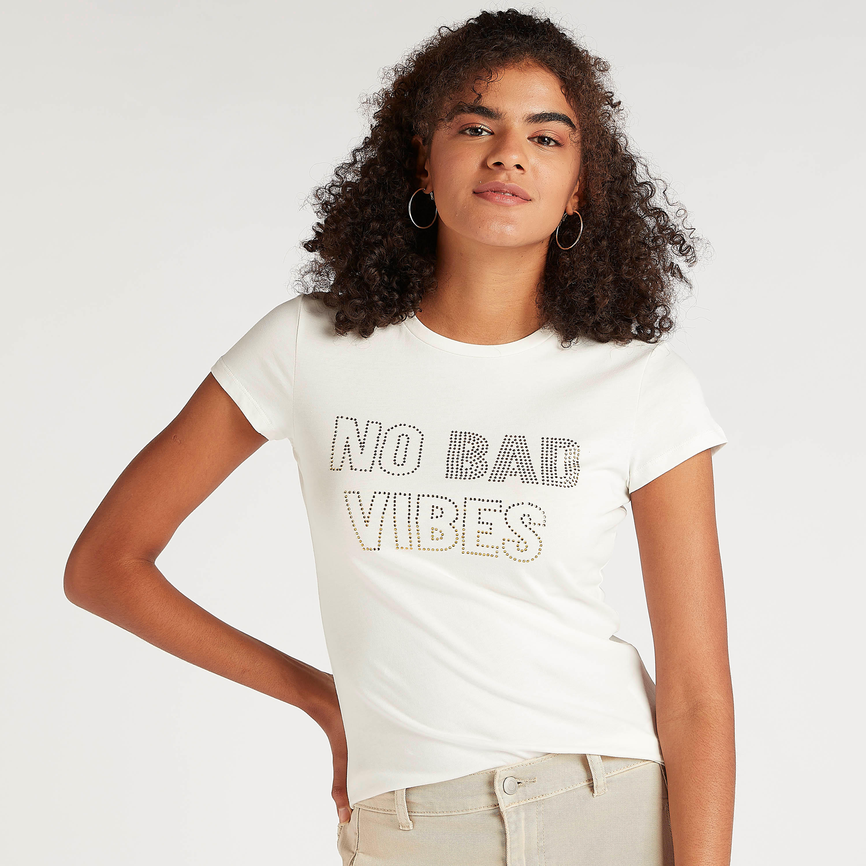 تيشيرت بياقة ضيّقة وأكمام كاب وطبعات شعار-women-clothing-tshirts-image-5