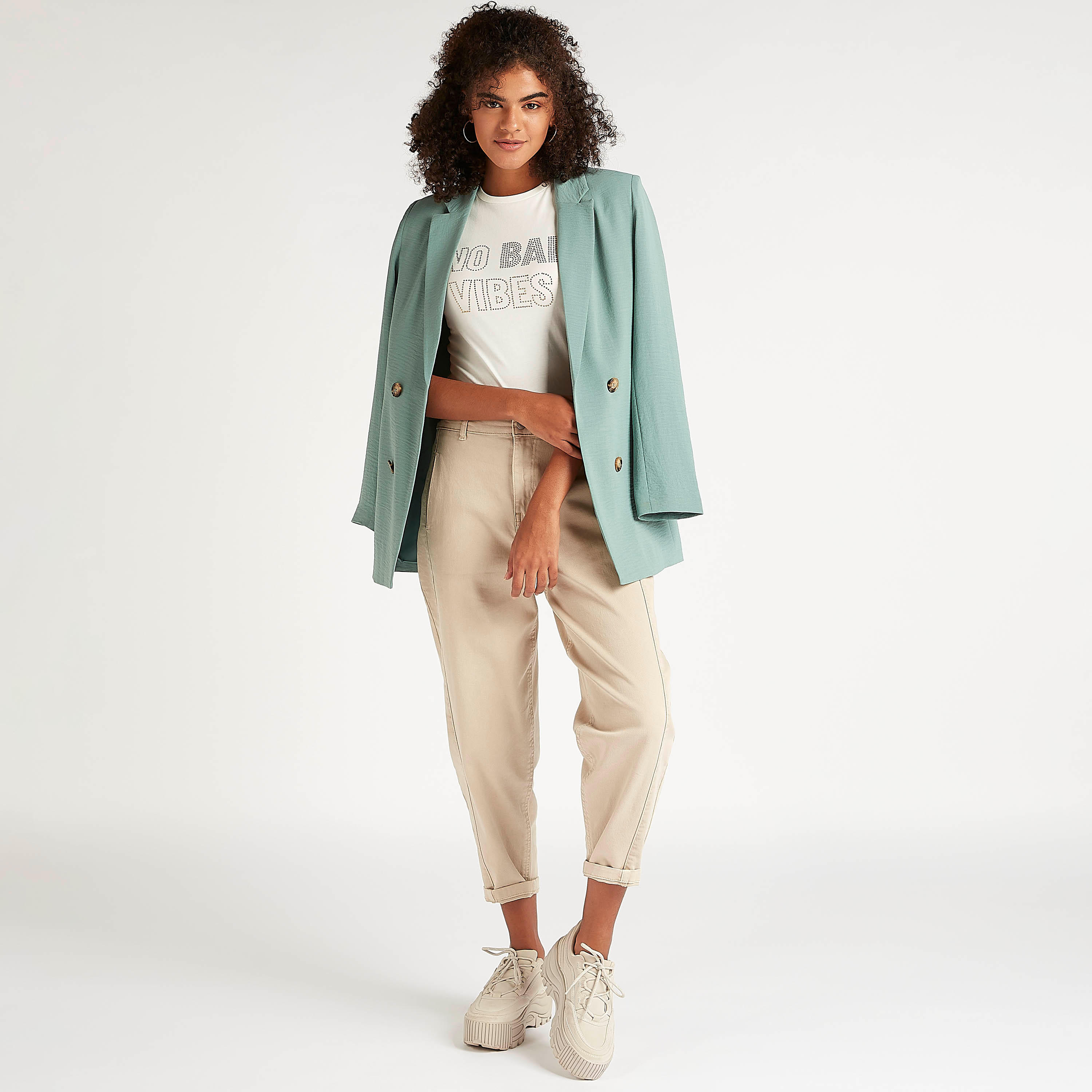 تيشيرت بياقة ضيّقة وأكمام كاب وطبعات شعار-women-clothing-tshirts-image-4