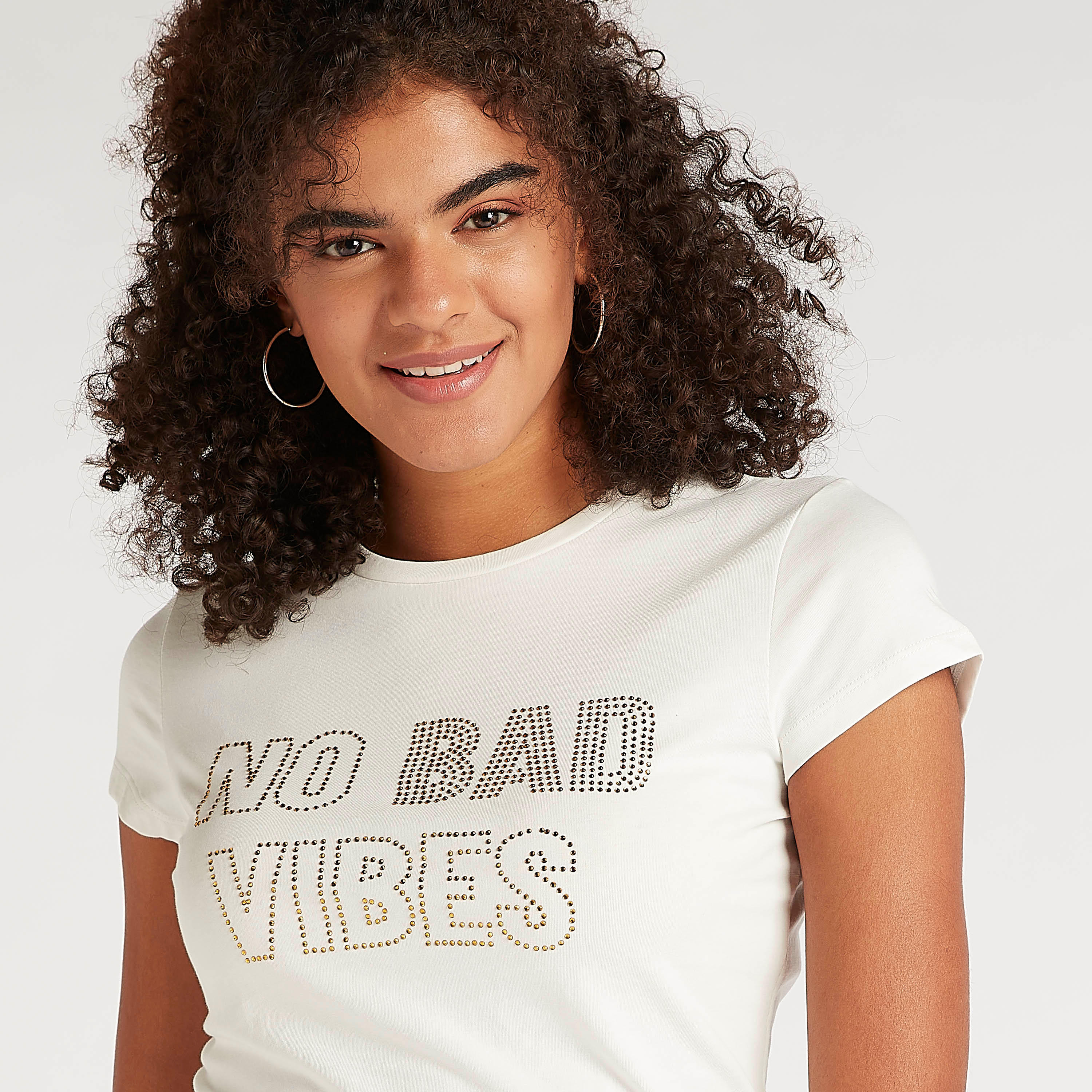 تيشيرت بياقة ضيّقة وأكمام كاب وطبعات شعار-women-clothing-tshirts-image-3