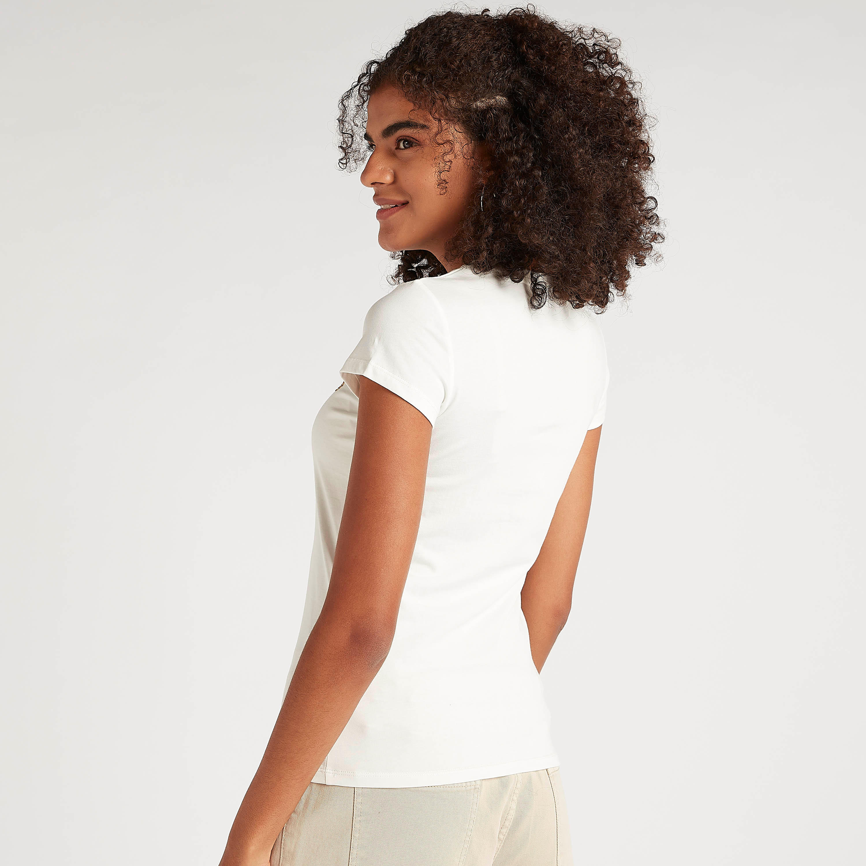 تيشيرت بياقة ضيّقة وأكمام كاب وطبعات شعار-women-clothing-tshirts-image-2