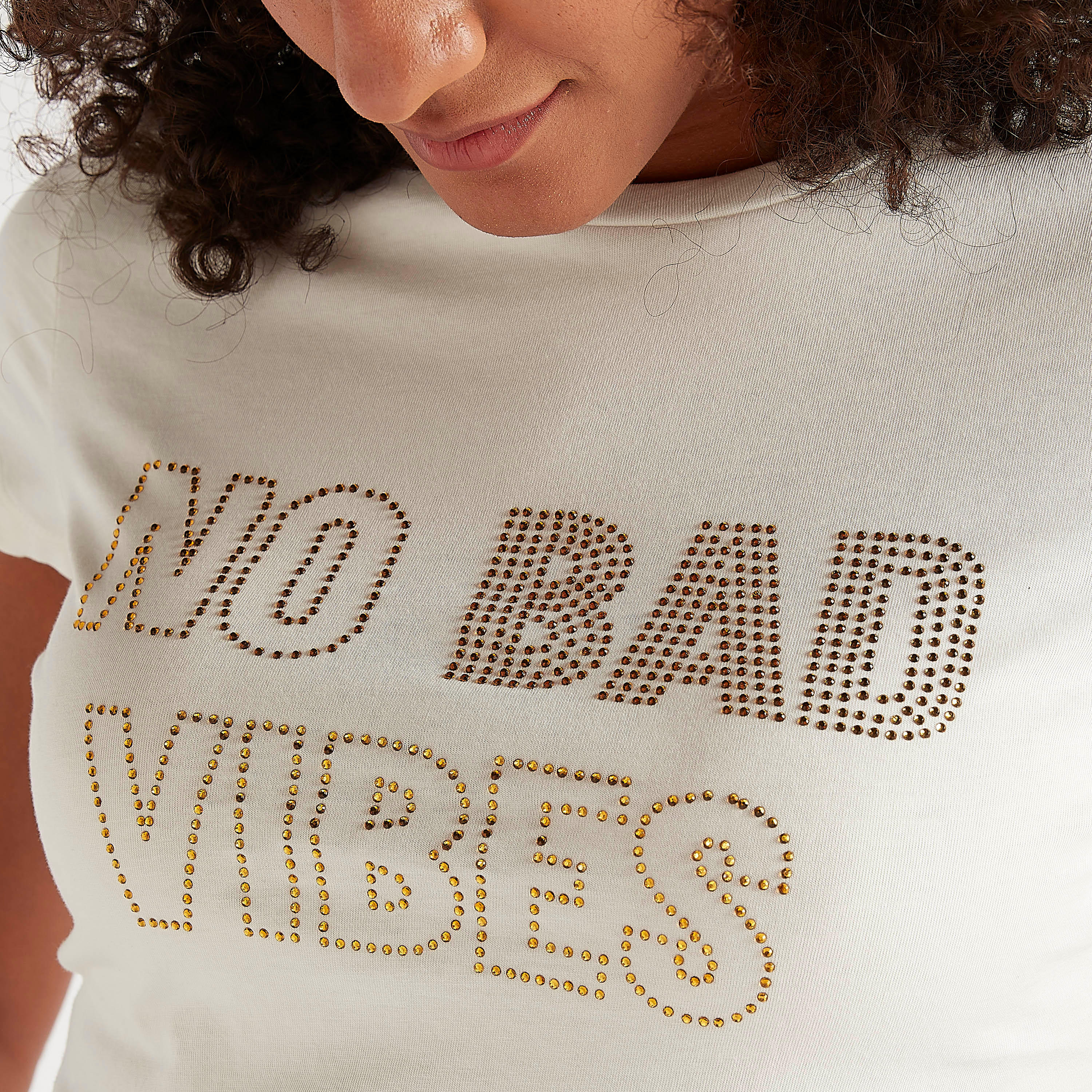 تيشيرت بياقة ضيّقة وأكمام كاب وطبعات شعار-women-clothing-tshirts-image-1