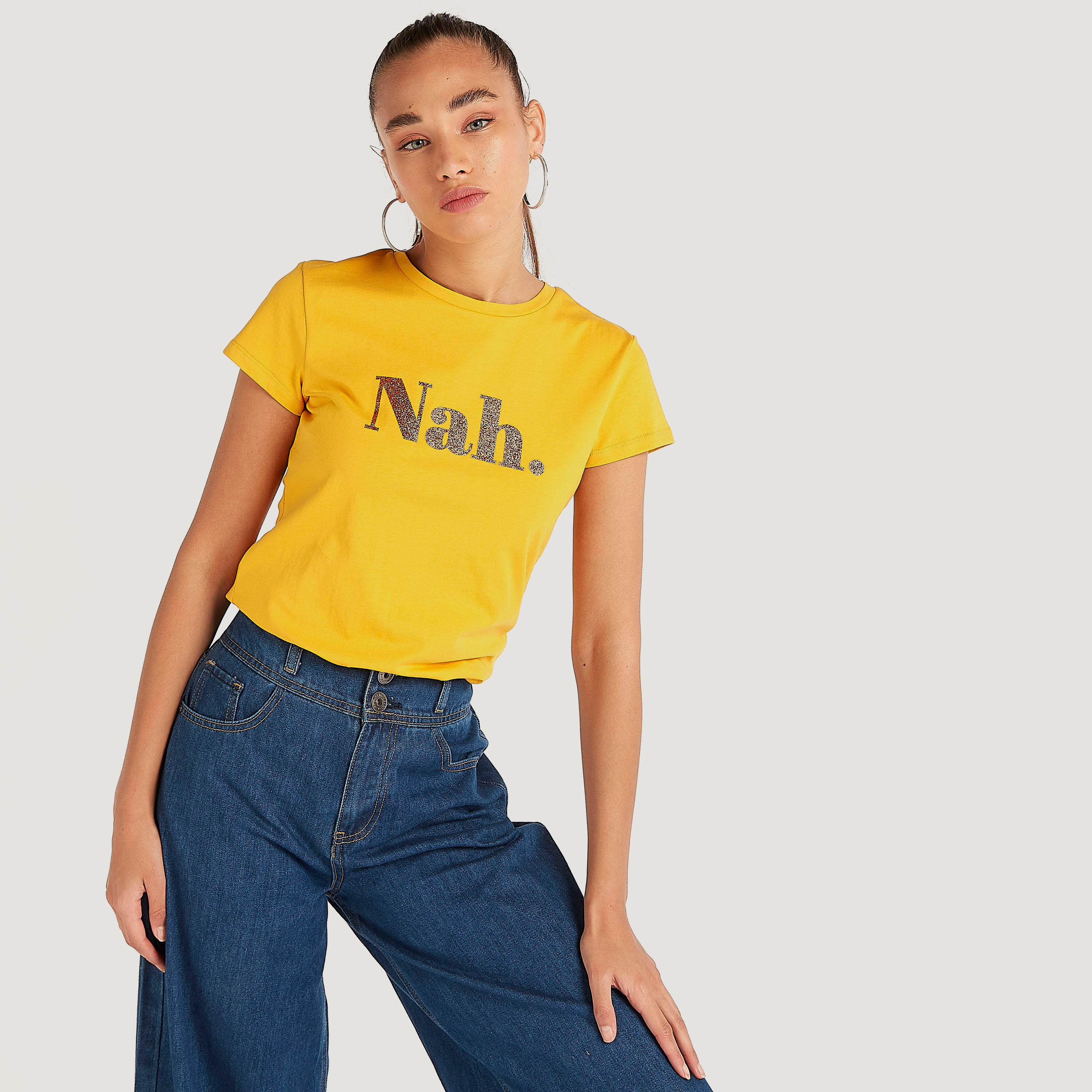 تيشيرت بياقة ضيّقة وأكمام كاب وطبعات-women-clothing-tshirts-image-4