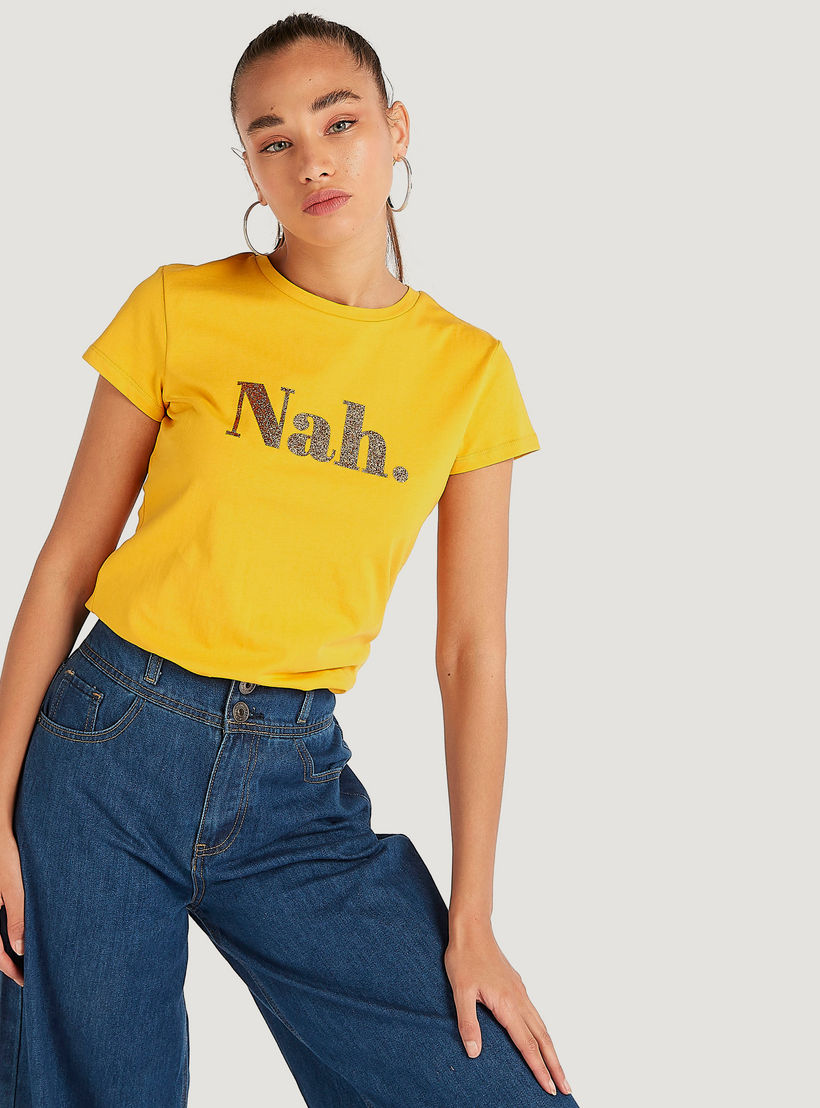 تيشيرت بياقة ضيّقة وأكمام كاب وطبعات-women-clothing-tshirts-image-4