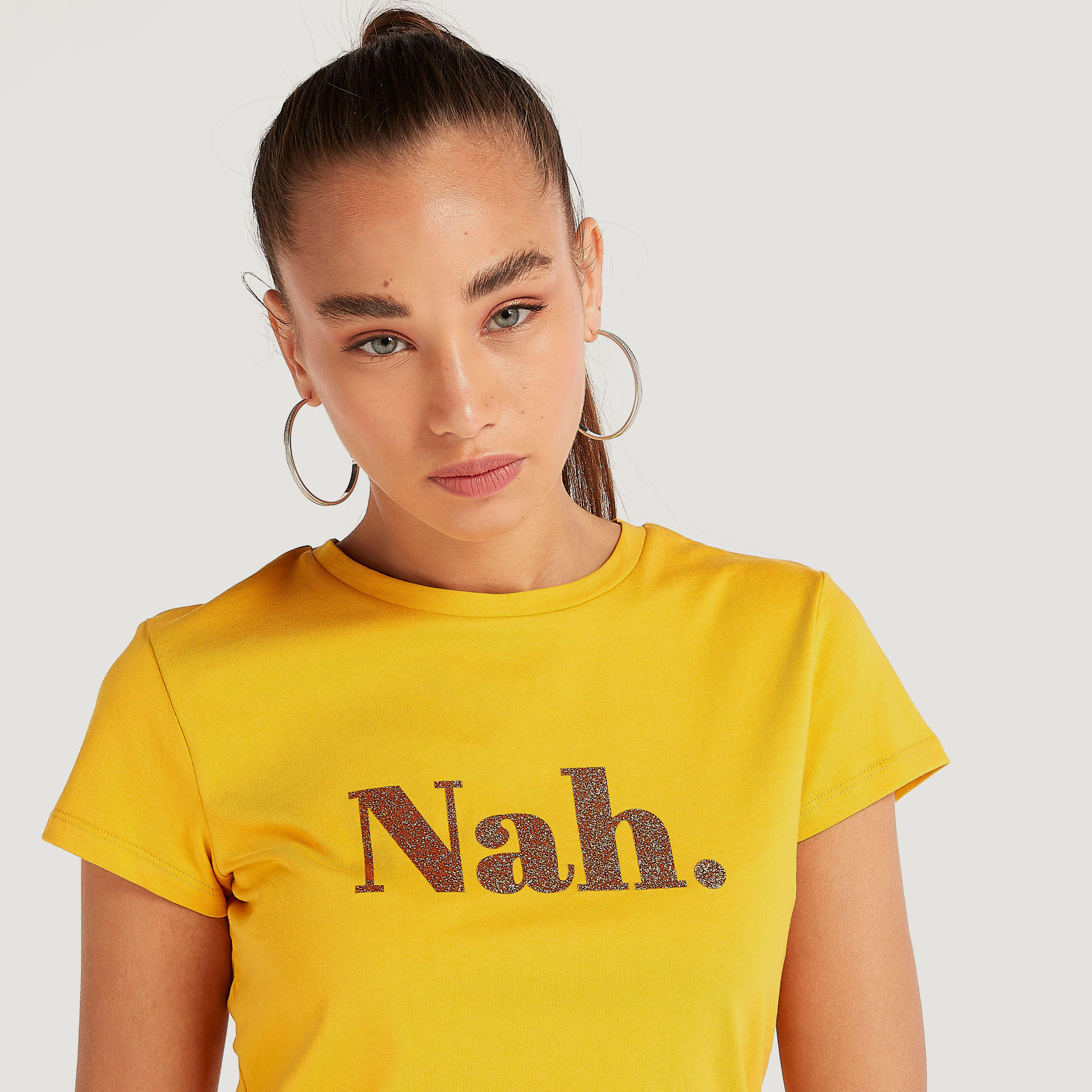 تيشيرت بياقة ضيّقة وأكمام كاب وطبعات-women-clothing-tshirts-image-2