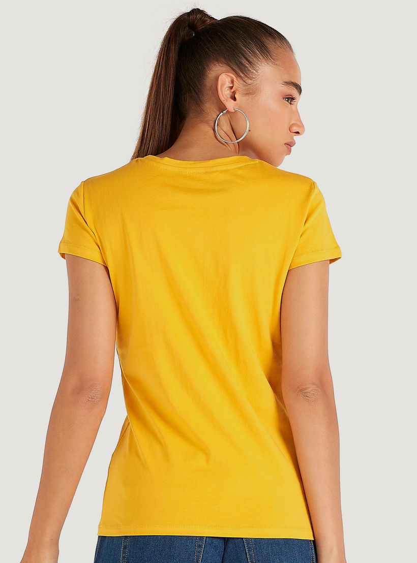 تيشيرت بياقة ضيّقة وأكمام كاب وطبعات-women-clothing-tshirts-image-1