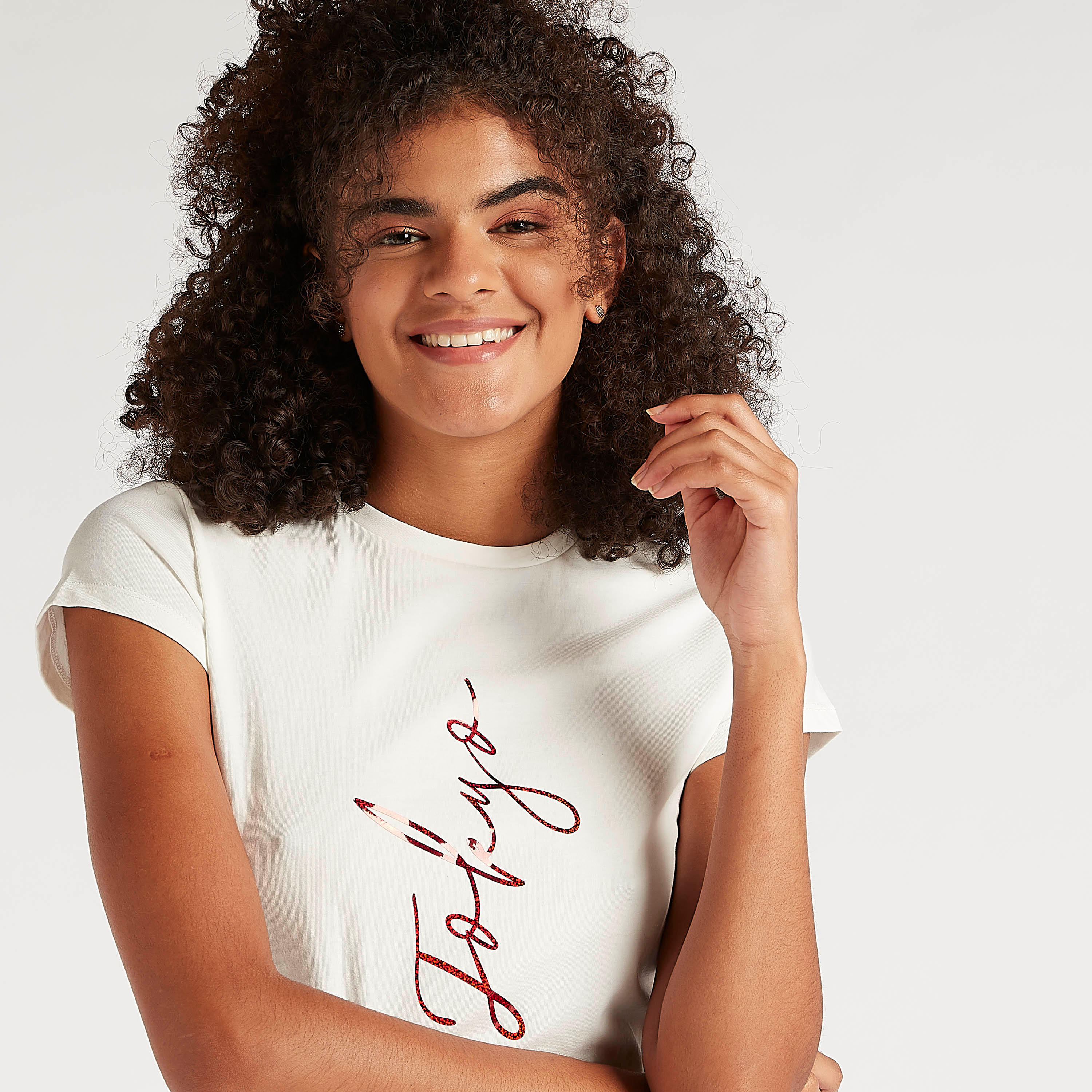 تيشيرت بياقة ضيّقة وأكمام كاب وطَبعات-women-clothing-tshirts-image-3